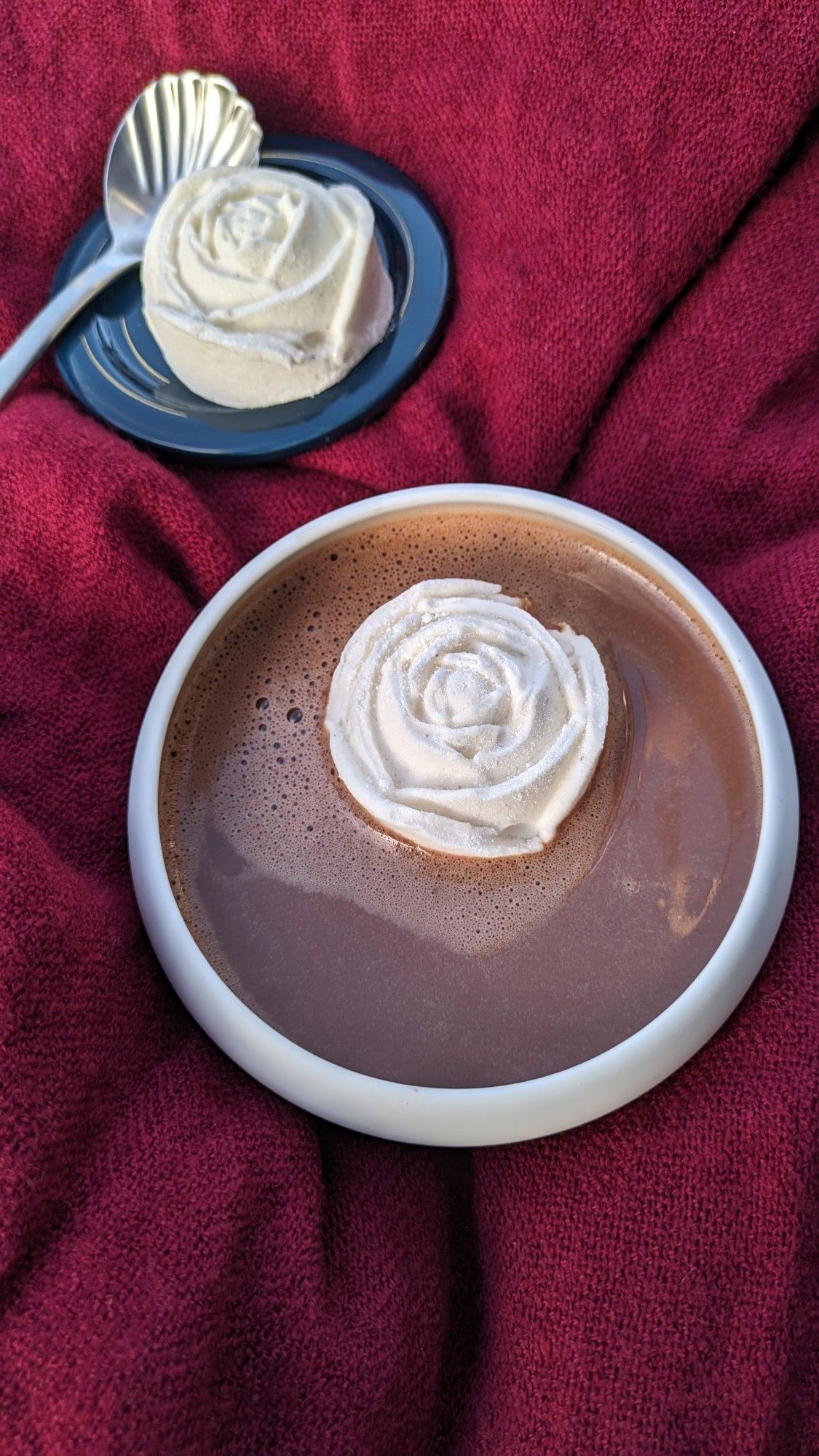 Guimauves vanille eau de rose en forme de rose dans un chocolat chaud