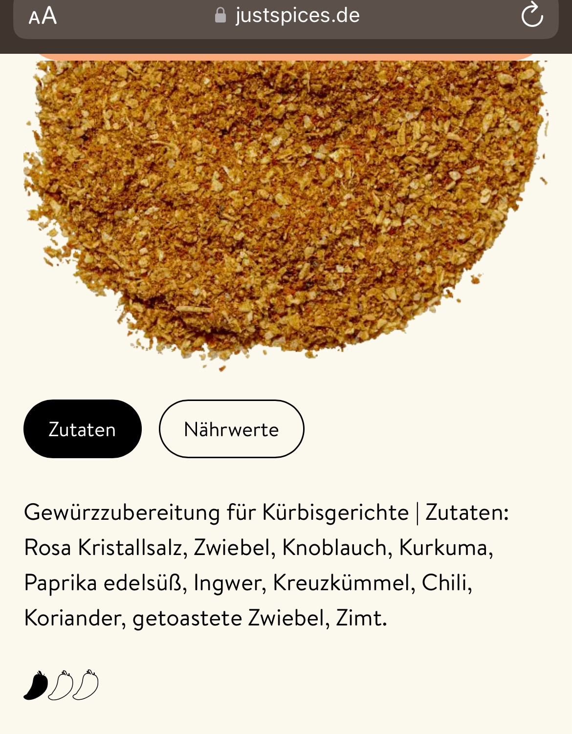 Screenshot Internetseite Just Spices, Auflistung der Zutaten für den Kürbis-Allrounder:

Gewürzzubereitung für Kürbisgerichte | Zutaten:
Rosa Kristallsalz, Zwiebel, Knoblauch, Kurkuma, Paprika edelsüß, Ingwer, Kreuzkümmel, Chili, Koriander, getoastete Zwiebel, Zimt.