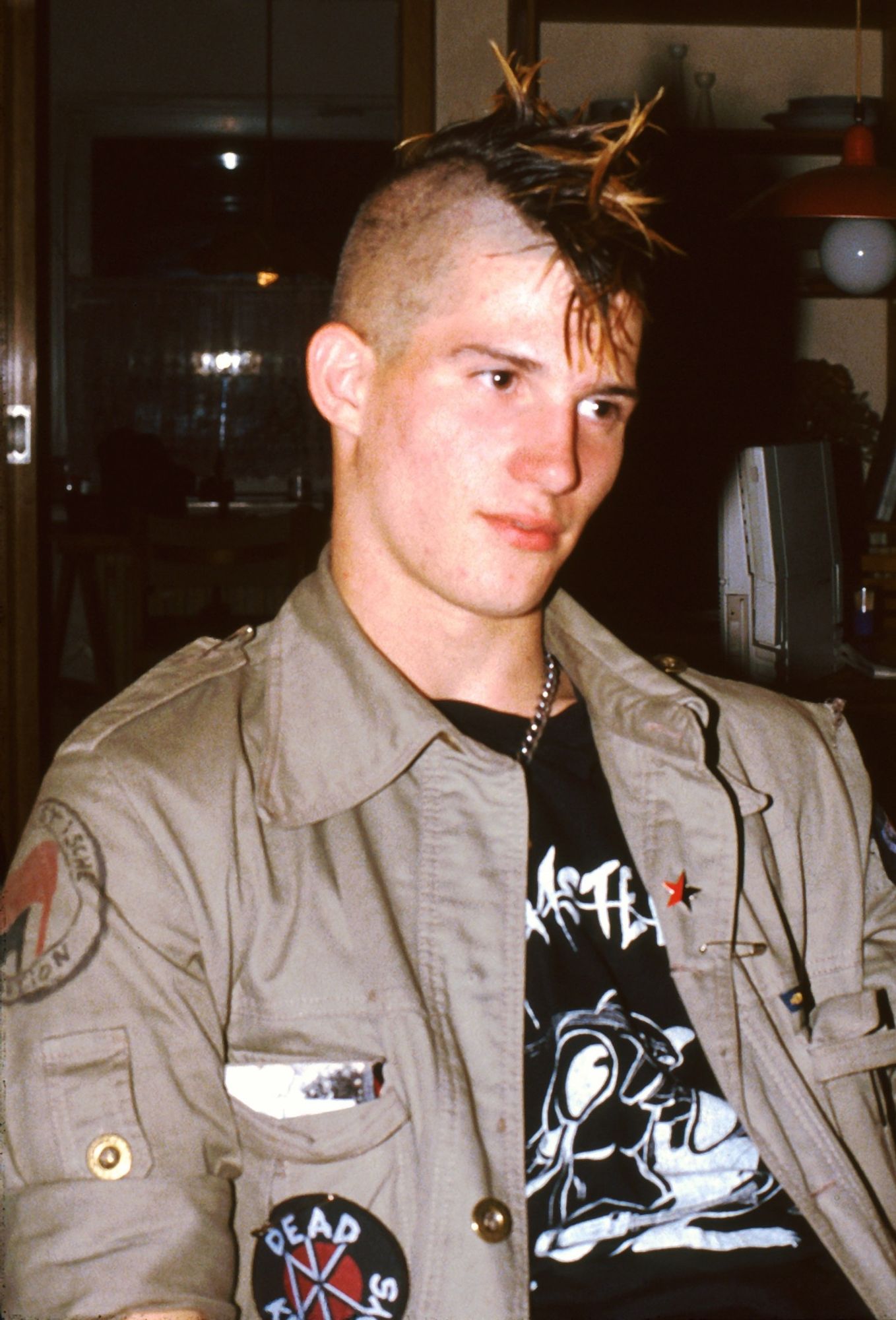 Ein Bild von mir vom Sommer 1991, mit Iro und Olivfarbenem Armyjacket mit Dead Kennedys Aufnäher, AfA Gemälde an der Schulter und legendärem Boxhamsters Tshirt.