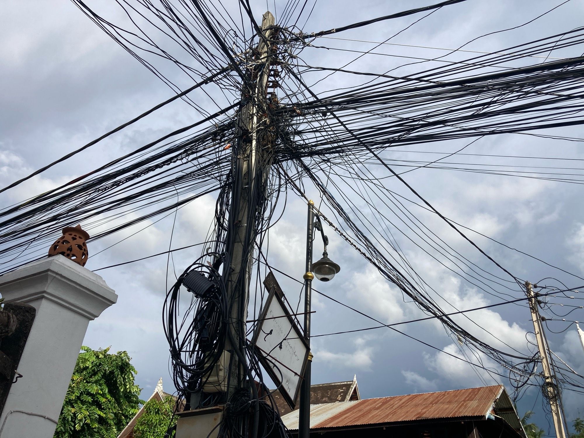 Fils électriques emmêlés au Laos