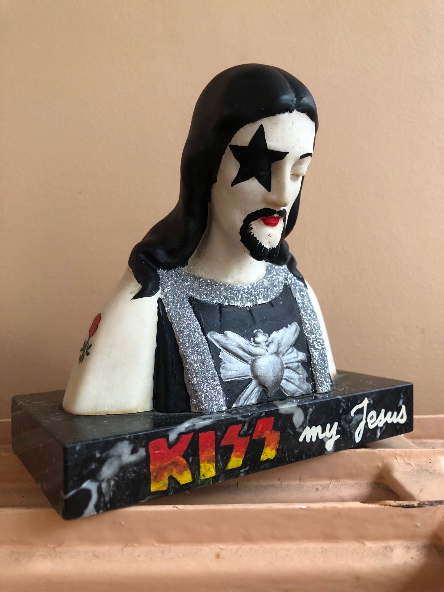 Buste de jésus customisé comme le guitariste de Kiss