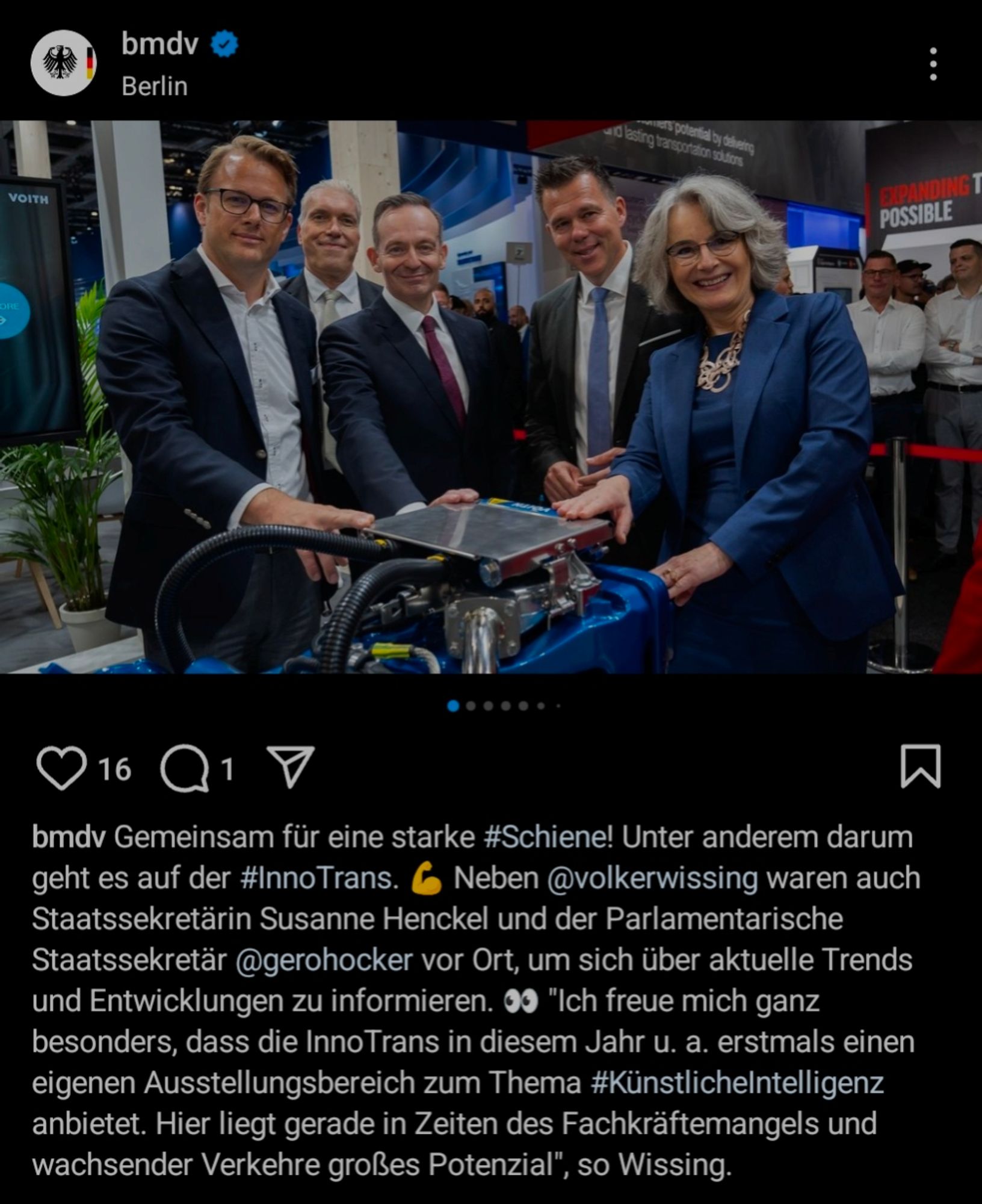 Screenshot aus Instagram mit folgendem Text: bmdv Gemeinsam für eine starke #Schiene! Unter anderem darum geht es auf der #InnoTrans. Neben @volkerwissing waren auch Staatssekretärin Susanne Henckel und der Parlamentarische Staatssekretär @gerohocker vor Ort, um sich über aktuelle Trends und Entwicklungen zu informieren. "Ich freue mich ganz besonders, dass die InnoTrans in diesem Jahr u. a. erstmals einen eigenen Ausstellungsbereich zum Thema #KünstlicheIntelligenz anbietet. Hier liegt gerade in Zeiten des Fachkräftemangels und wachsender Verkehre großes Potenzial", so Wissing.