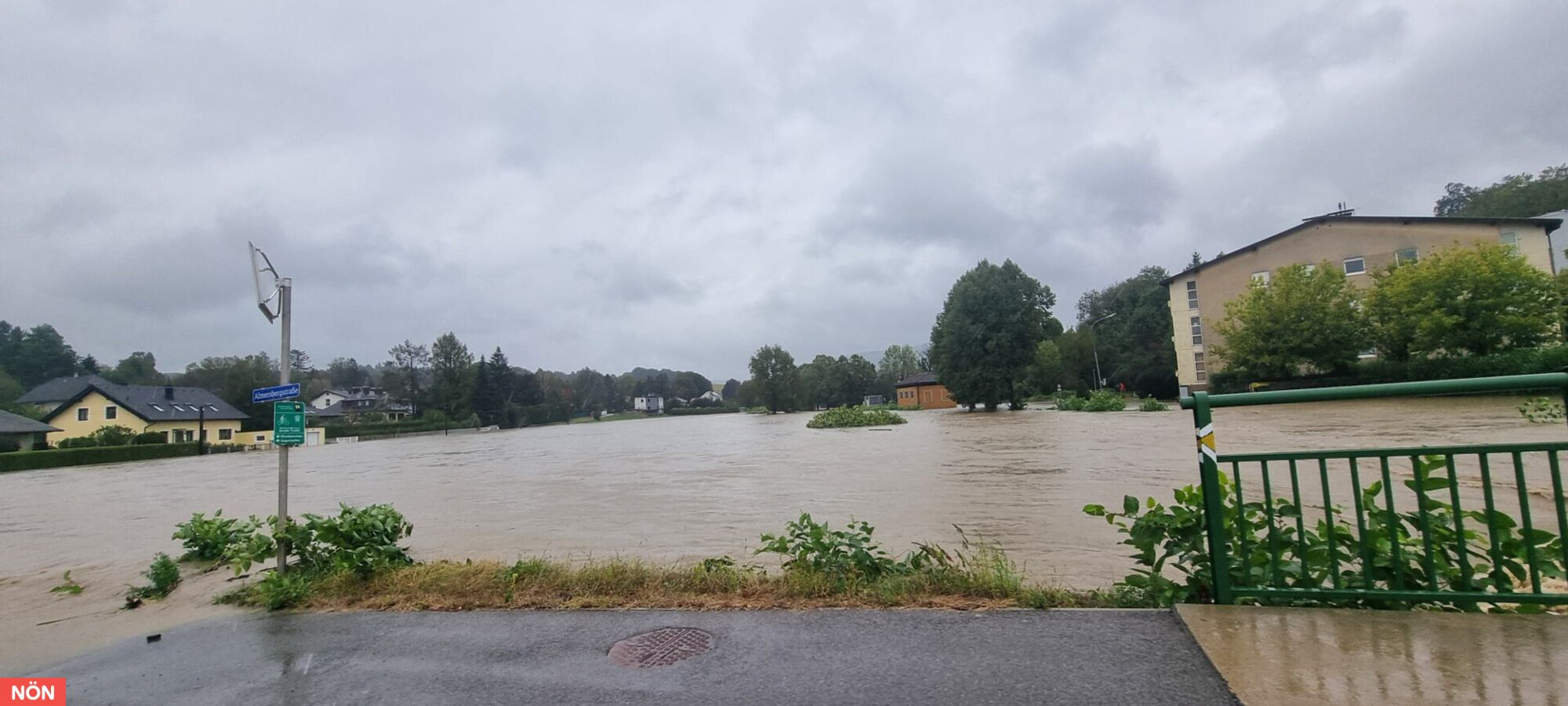 Dieselbe Straße nach der Überschwemmung