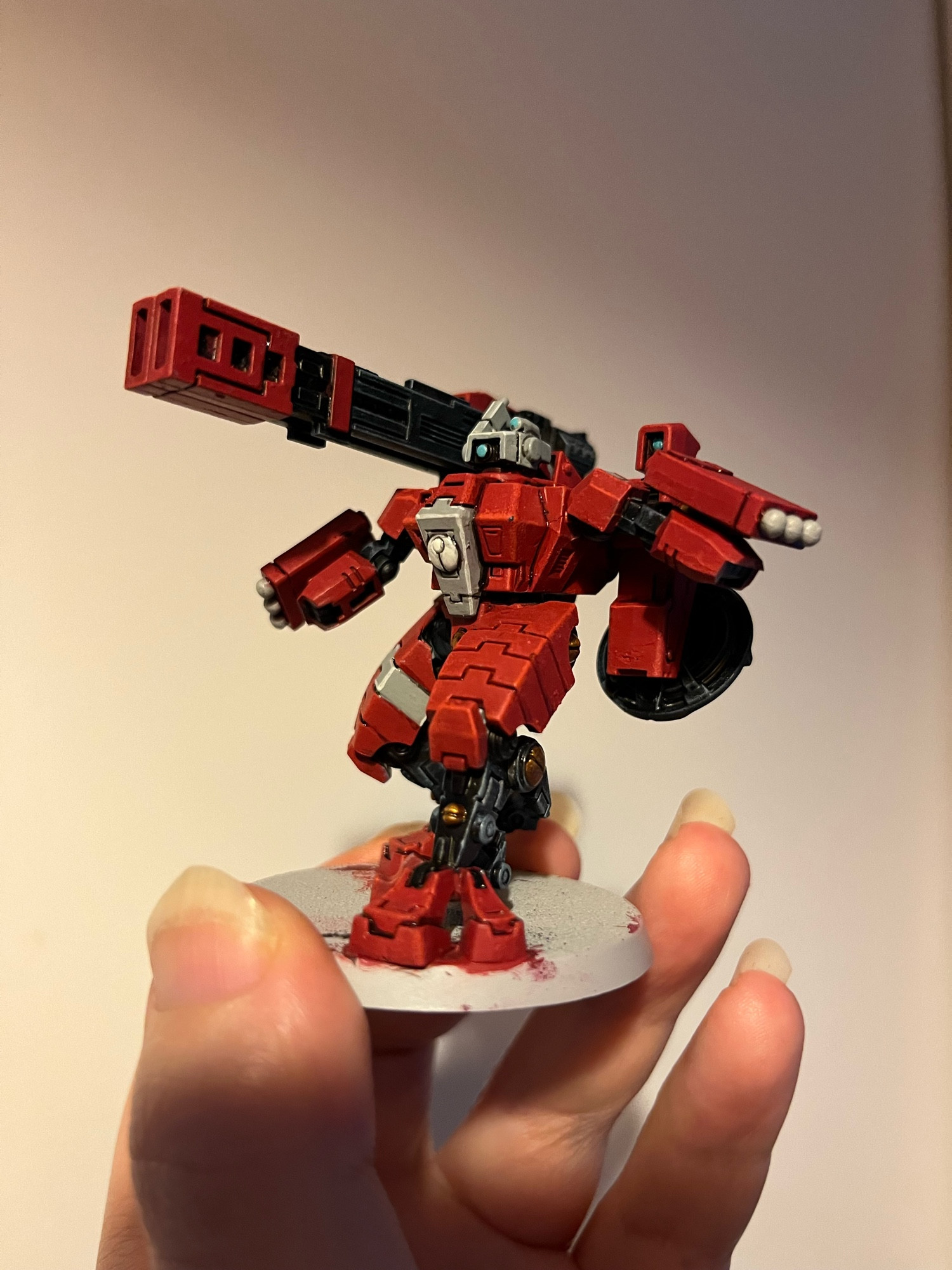 A newer style broadside battlesuit, painted in farsight enclave colours, modeled so that the twin rail cannons are mounted on the right shoulder as opposed to the to being held like a rifle.