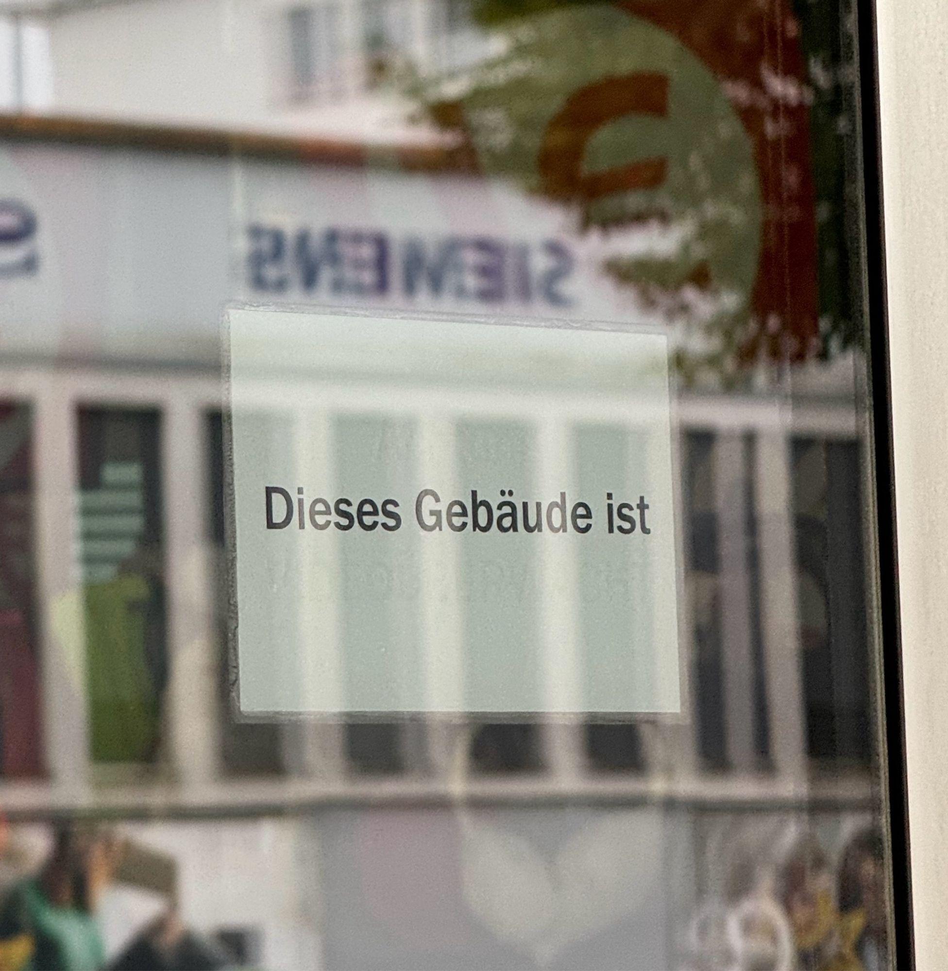 Foto eines Schilds mit der Aufschrift „Dieses Gebäude ist“