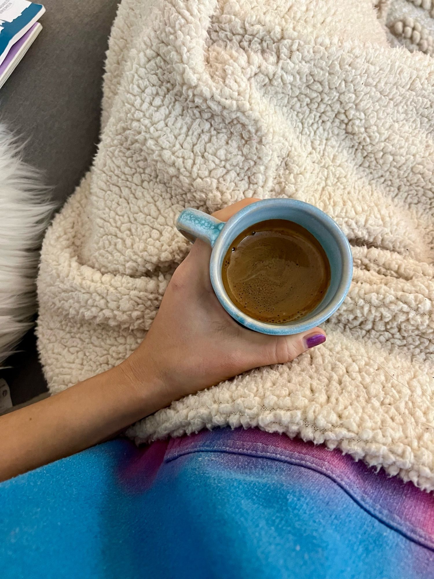 Meine Hand mit einer Tasse Kaffee