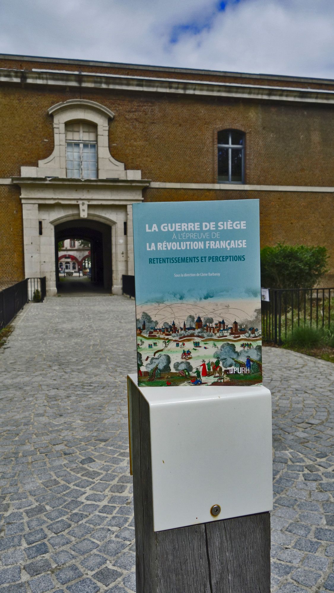 L'ouvrage "La guerre de siège à l'épreuve de la Révolution française", posé sur un poteau, à l'entrée du fort de Tourneville au Havre.