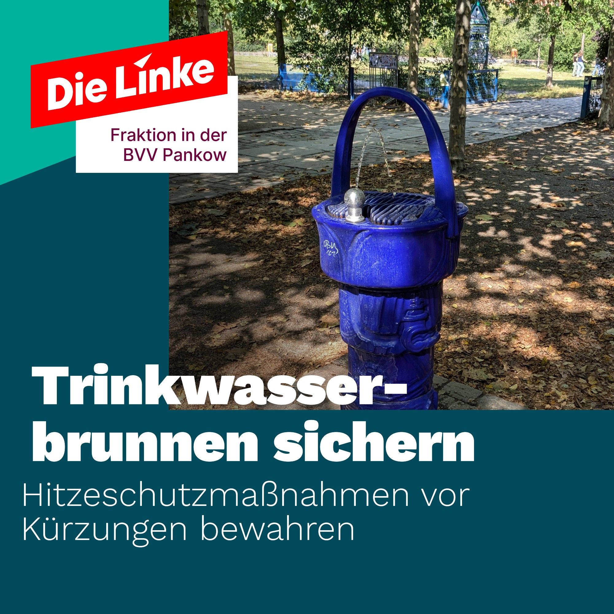 Abgebildet ist einer der blauen öffentlichen Trinkwasserbrunnen, welche im Bezirk Pankow an verschiedenen Stellen zu finden sind. Dazu der Titel: Trinkwasserbrunnen sichern. Hitzeschutzmaßnahmen vor Kürzungen bewahren.