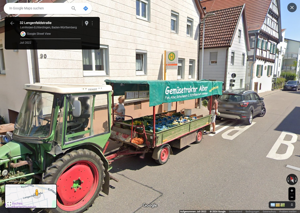 Screenshot Google Streetview, Leinfelden-Echterdingen. Auf einer Bushaltestellen-Spur stehen ein SUV und ein Gemüse-Verkaufsstand.