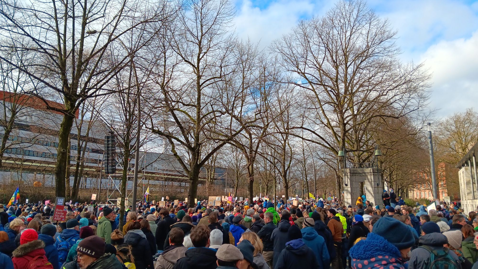 Menschenmenge bei Demo vorm Dammtor in HH