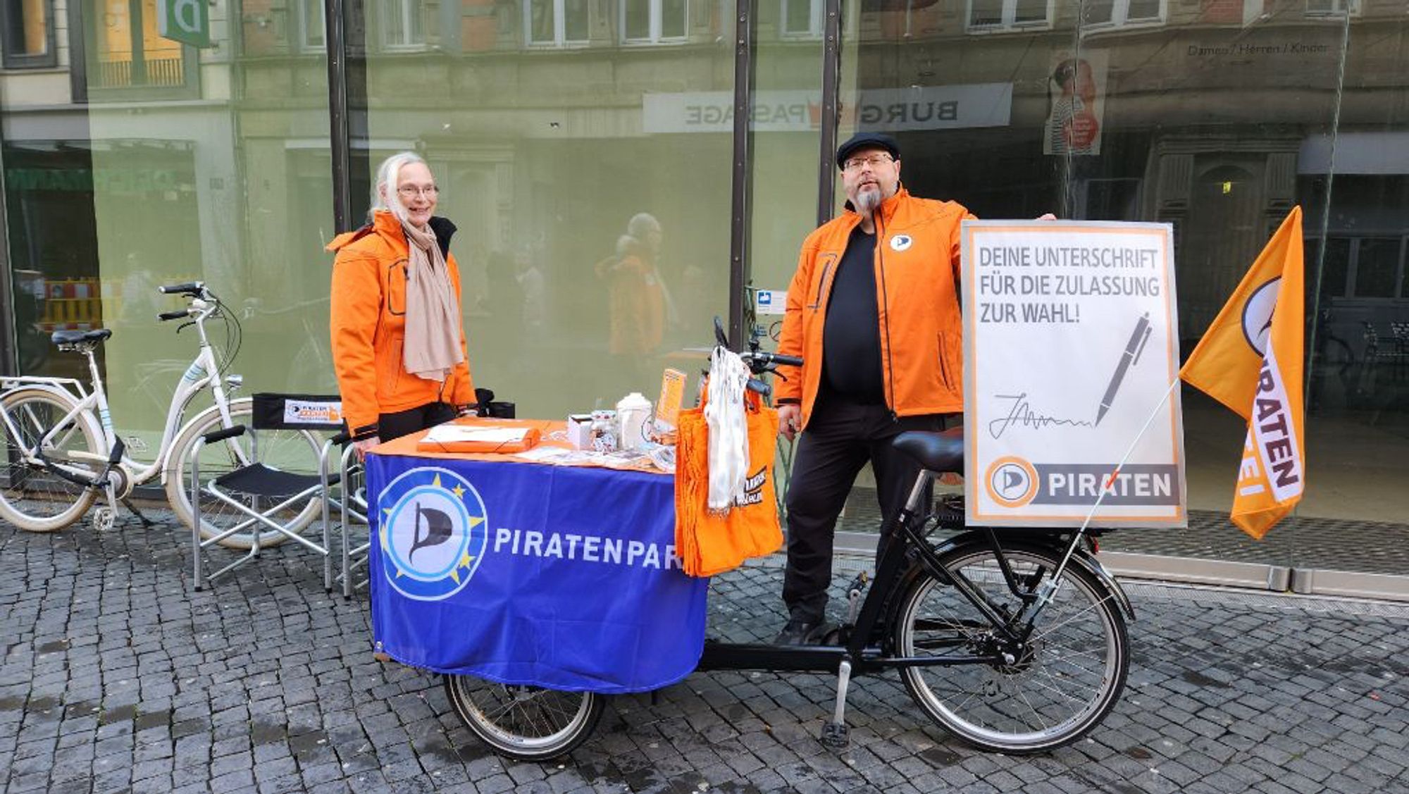 Zwei Piraten mit einem zum Infostand umgebauten Lastenrad