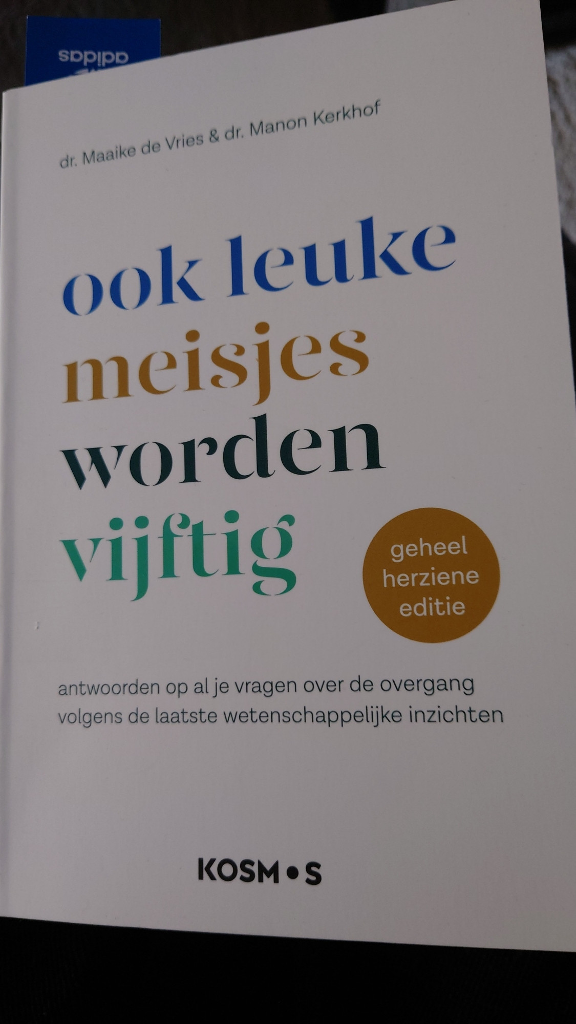 Wit boekomslag met in gekleurde letters de titel Ook leuke meisjes worden vijftig van Maaike de Vries en Manon Kerkhof.