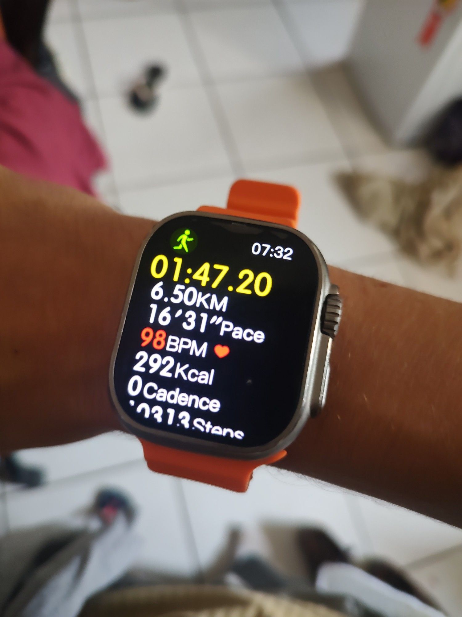 É um smartwatch com 1 hora e 47 minutos de duração de exercícios, com o horário marcando 07:32