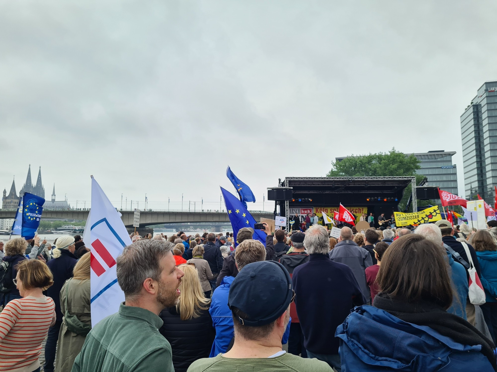 Menschen auf der Kundgebung, Tribüne, Deutzer Brücke, Groß St. Martin und Dom im Hintergrund