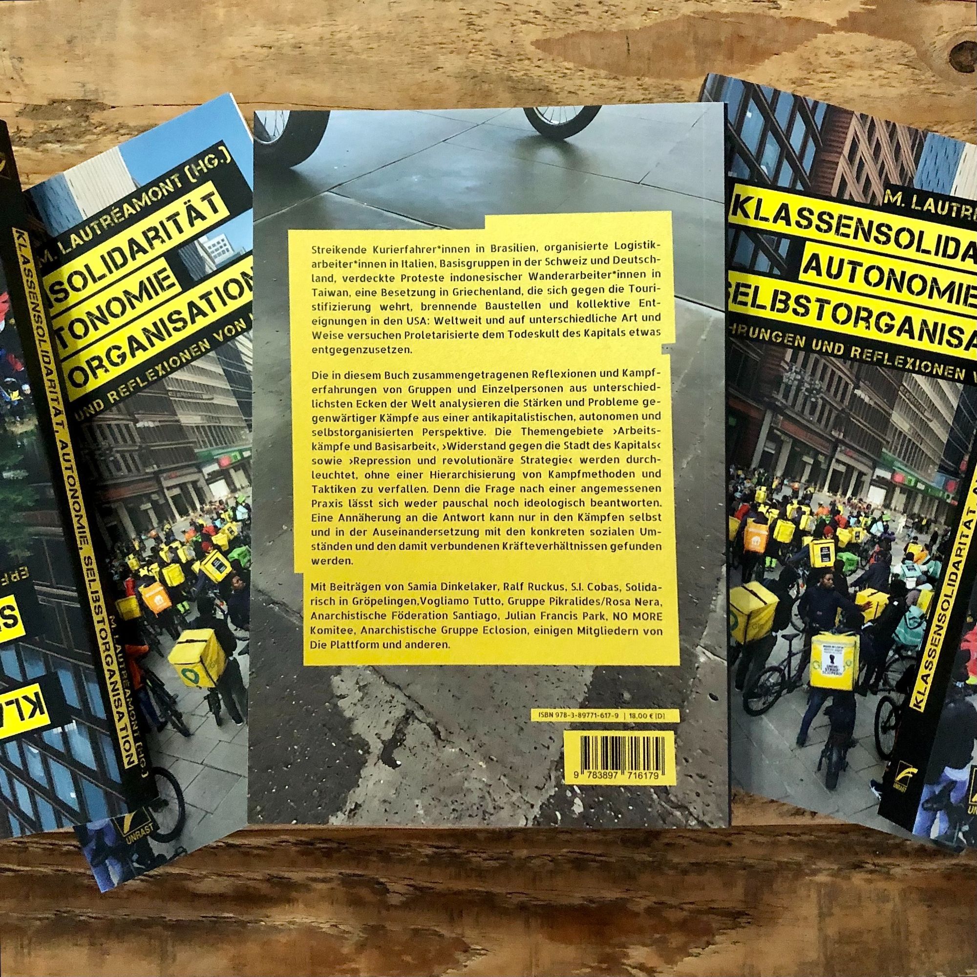 M. Lautréamonts Buch ›Klassensolidarität, Autonomie, Selbstorgaisation - Erfahrungen und Reflexionen von unten‹  liegt mehrmals nebeneinander auf einem Untergrund aus Holz. Ein Buch liegt mit dem Back-Cover zur Kamera, so dass der Klappentext sichtbar wird.