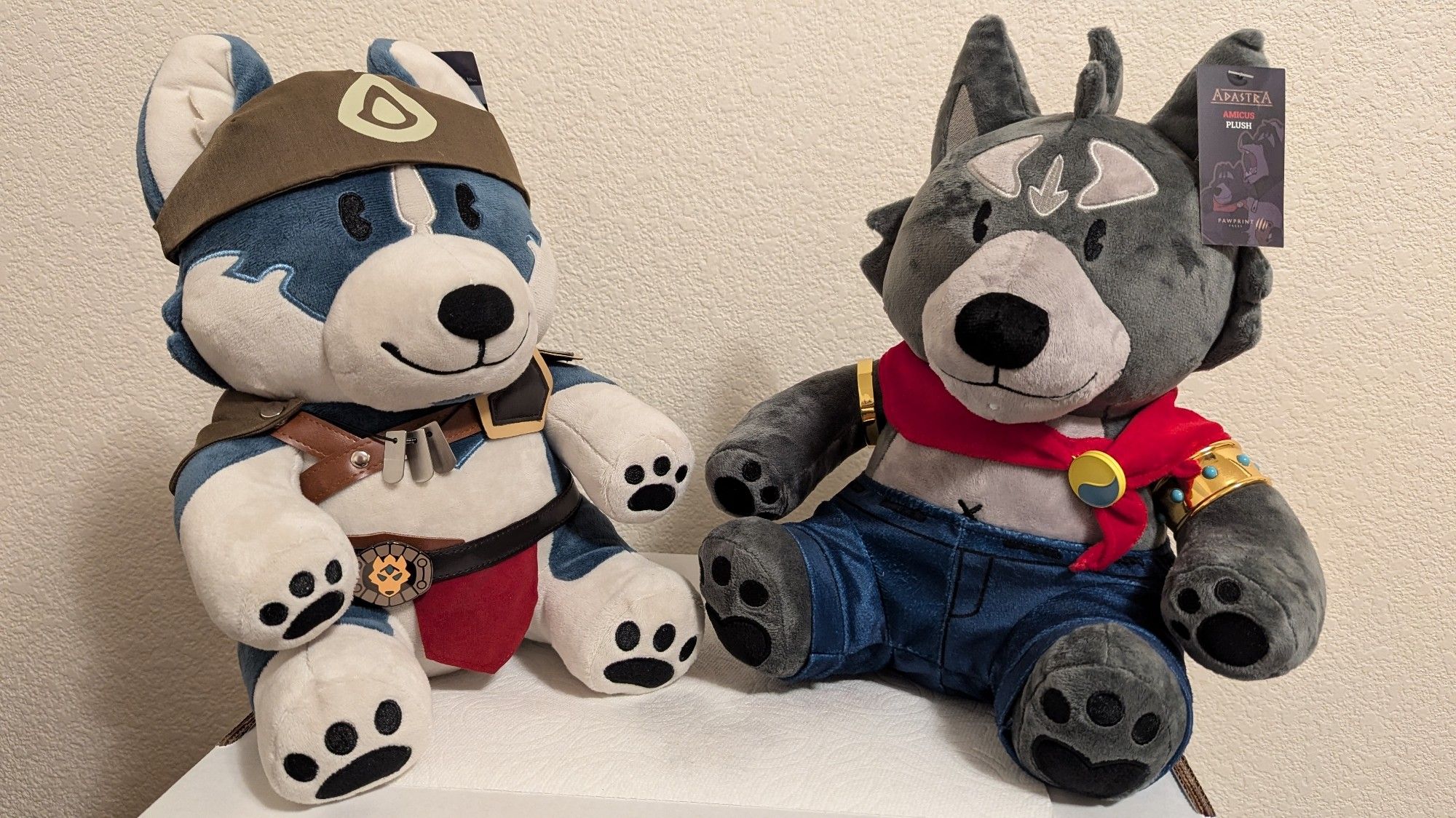 Volga and Amicus plushies together. They're best friends now.