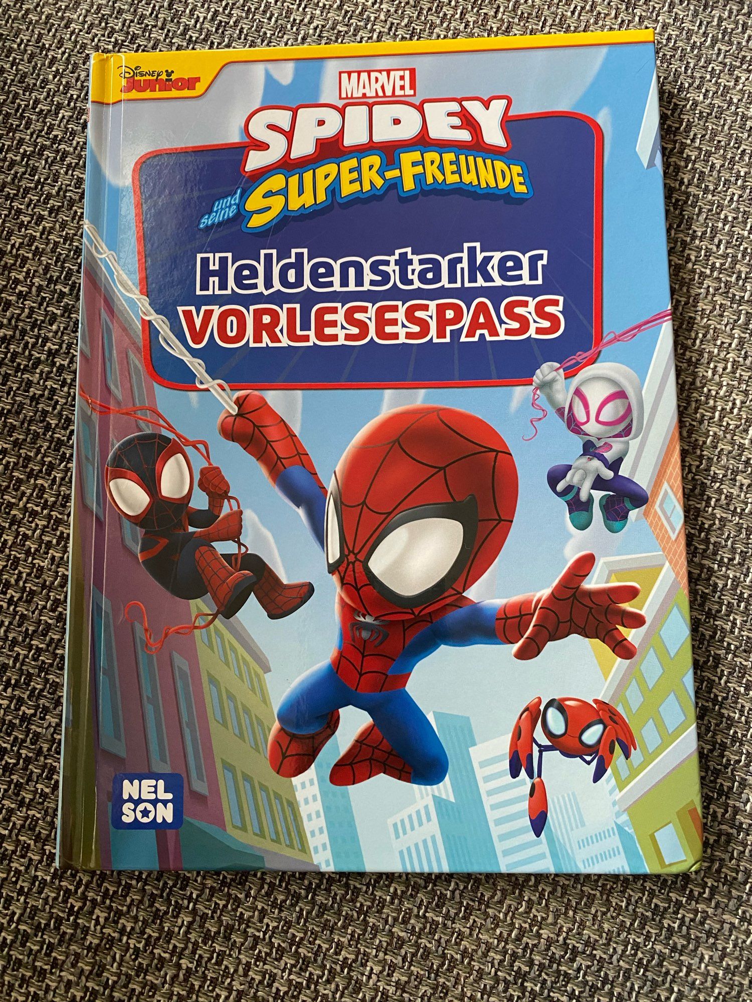 Das Buch „Spidey und seine Superfreunde: Heldenstarker Vorlesespaß“. Auf dem Buchdeckel sind man die Kinderversionen von Spiderman (Peter Parker), Spiderman (Miles Morales) und Ghost Spider (Gwen).