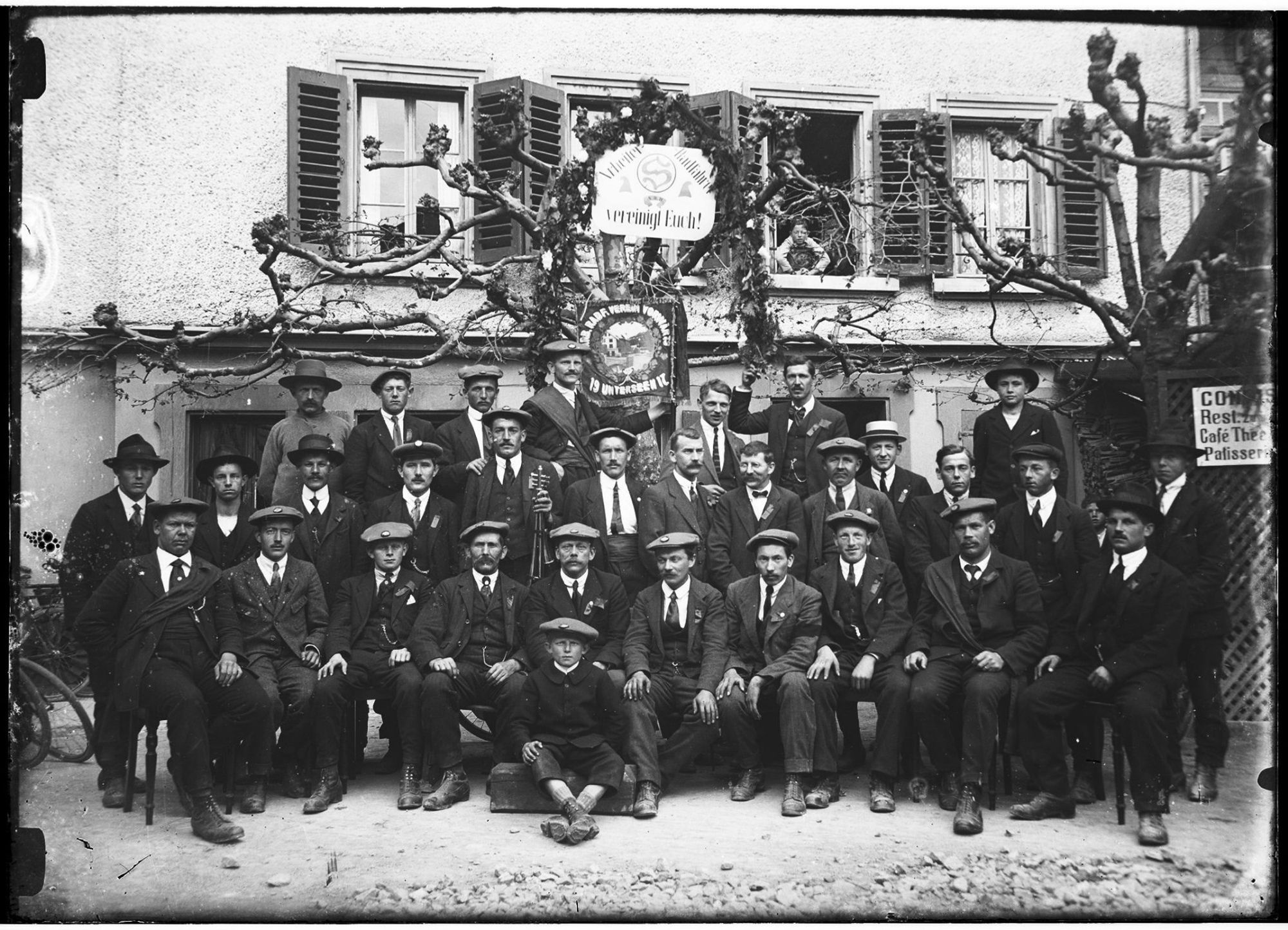 group picture of the association in the post