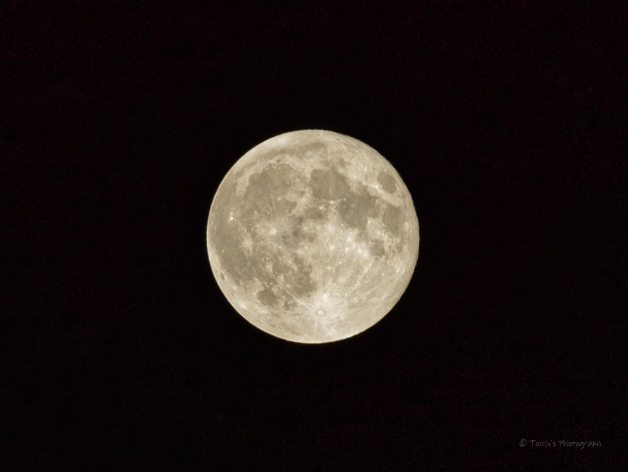 今夜の月 / Harvest Moon
OLYMPUS OM-D E-M5 Mark III
M.ZUIKO DIGITAL ED 75-300mm F4.8-6.7 II
クロップで35mm換算1,200mm相当