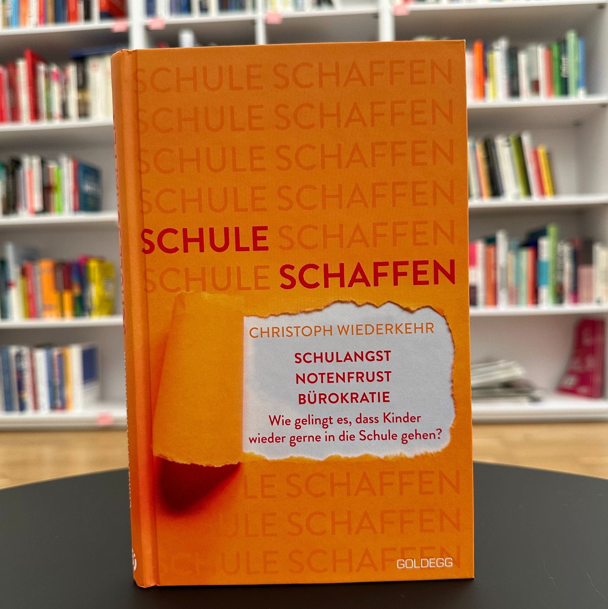 Das Buch „Schule schaffen“ von Christoph Wiederkehr in der Lab-Bibliothek