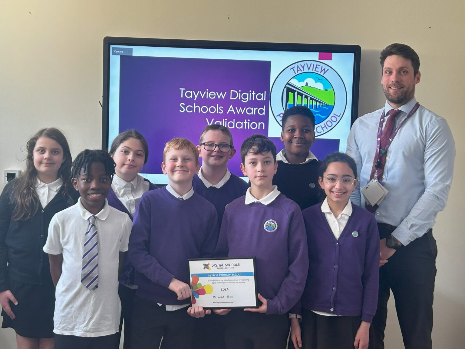 Callum Hay, Acting Principal Teacher with pupils receiving the Digital Schools Award at Tayview Primary School.