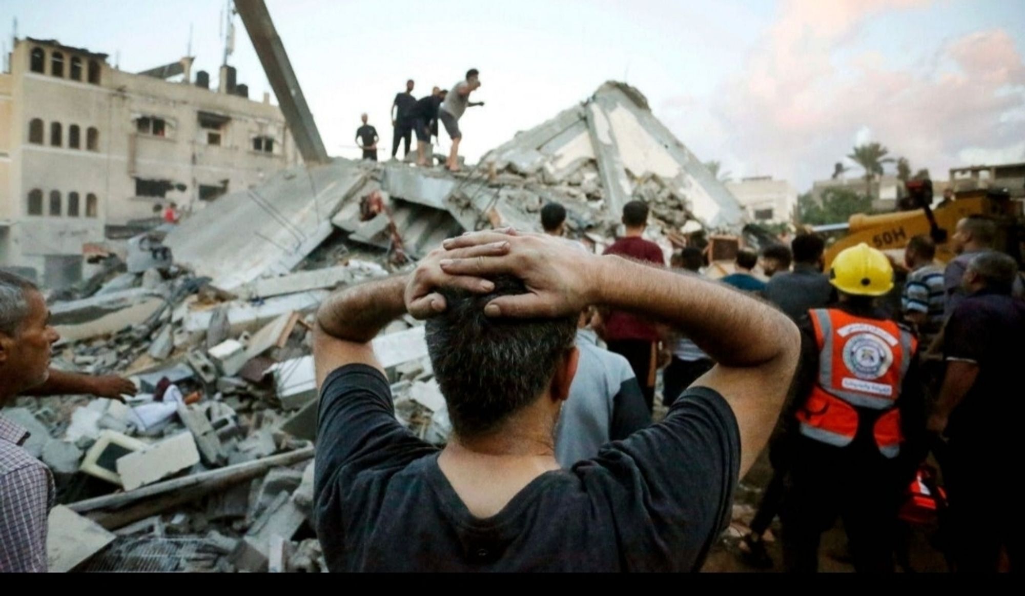 Suche nach israelischen Luftangriffen in den Trümmern eines Hauses nach Überlebenden. (Foto: Mohammed Faeq/afp)