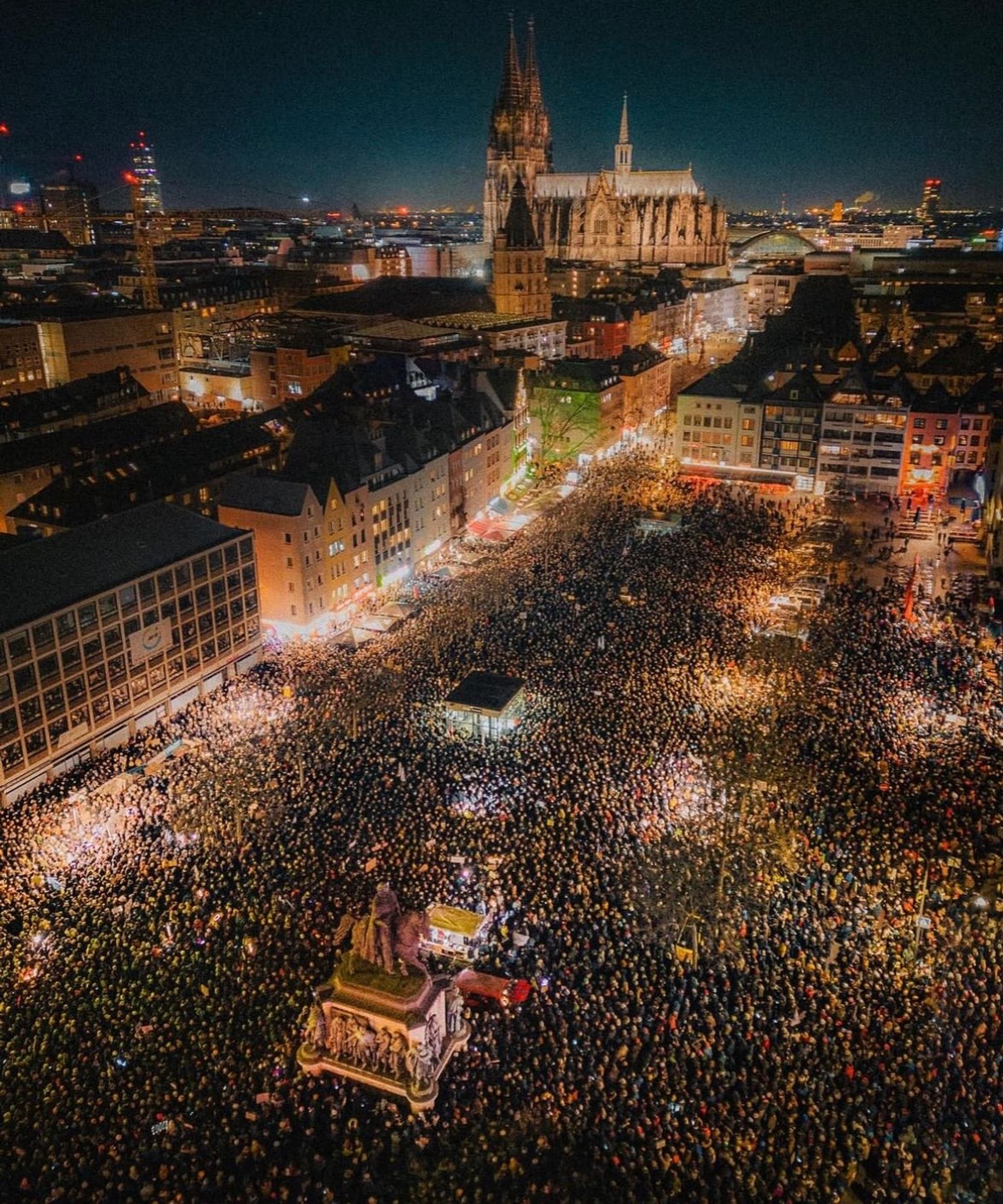 Bild einer riesigen Menschenmasse in Köln.