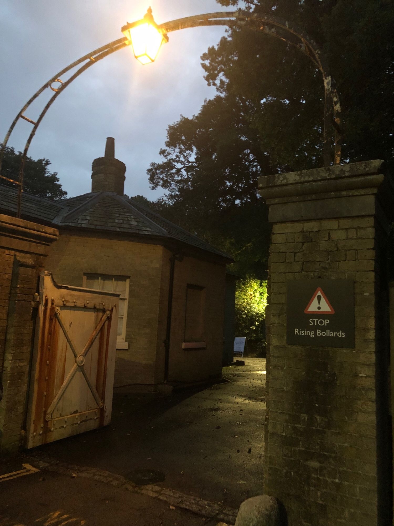 Photo of entrance to Kenwood House estate. Sign on gateway reads:
STOP
Rising Bollards