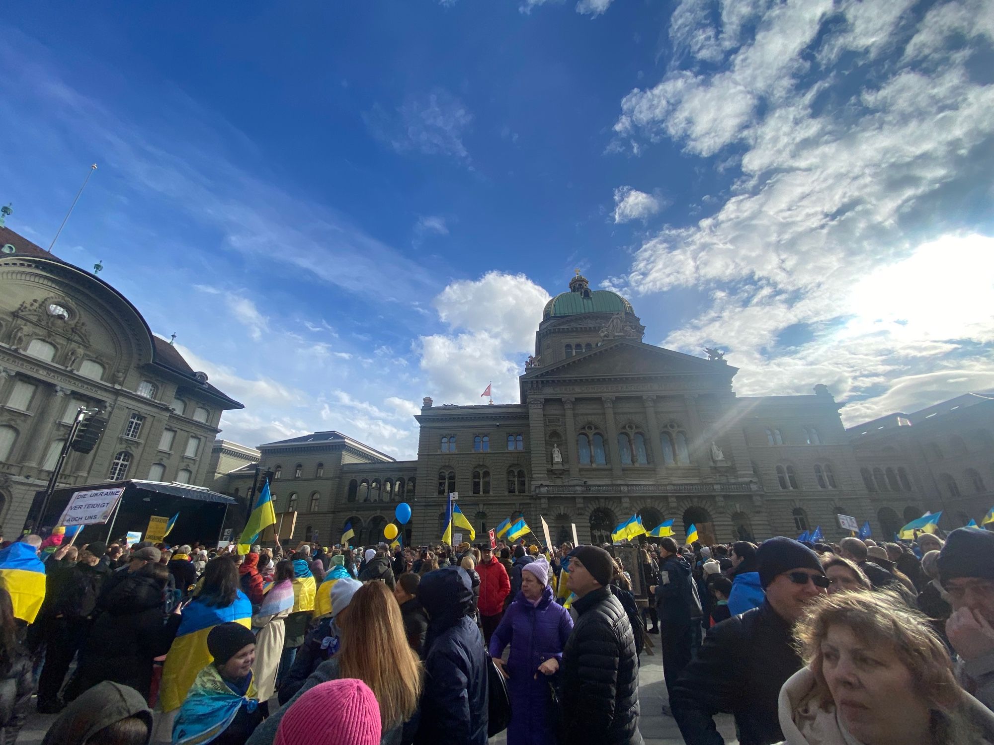 Platz voller Menschen mit Ukraine-Fahnen