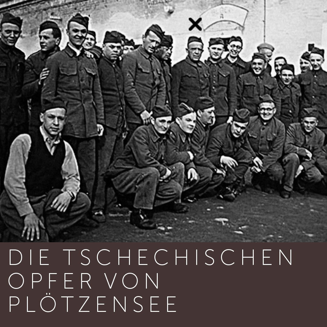 Introbild und Titel der Ausstellung: Die tschechischen Opfer von Plötzensee. Das Introbild zeigt Offiziere der Verteidigung der Nation (ON – Obrana národa) im neu eingerichteten Prager Gestapogefängnis Kleine Festung Theresienstadt im Sommer 1940 
© Privatbesitz / Gedenkstätte Deutscher Widerstand