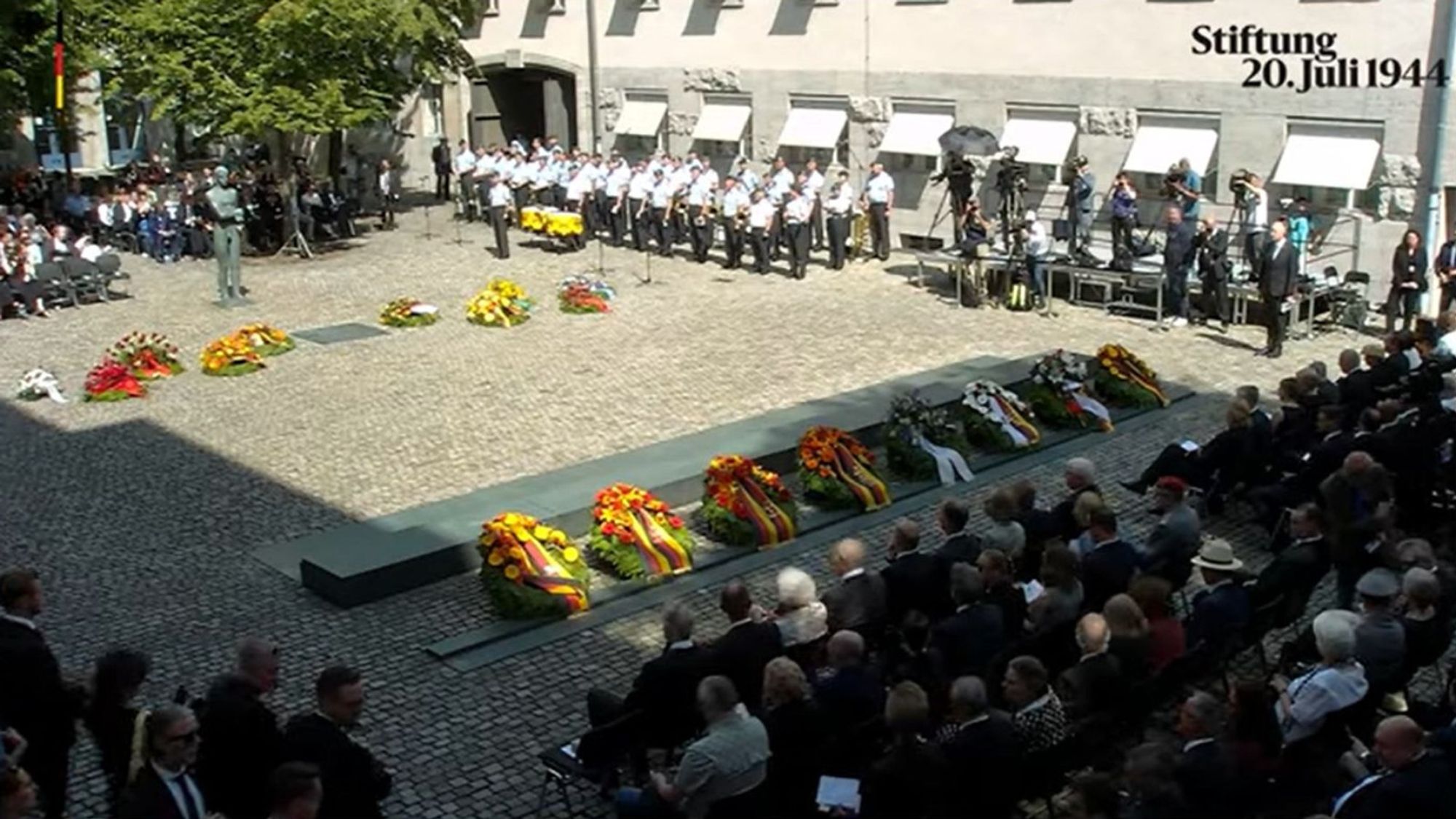 Foto 4: Blick von oben in den Ehrenhof der Gedenkstätte Deutscher Widerstand mit Publikum 
© Gedenkstätte Deutscher Widerstand