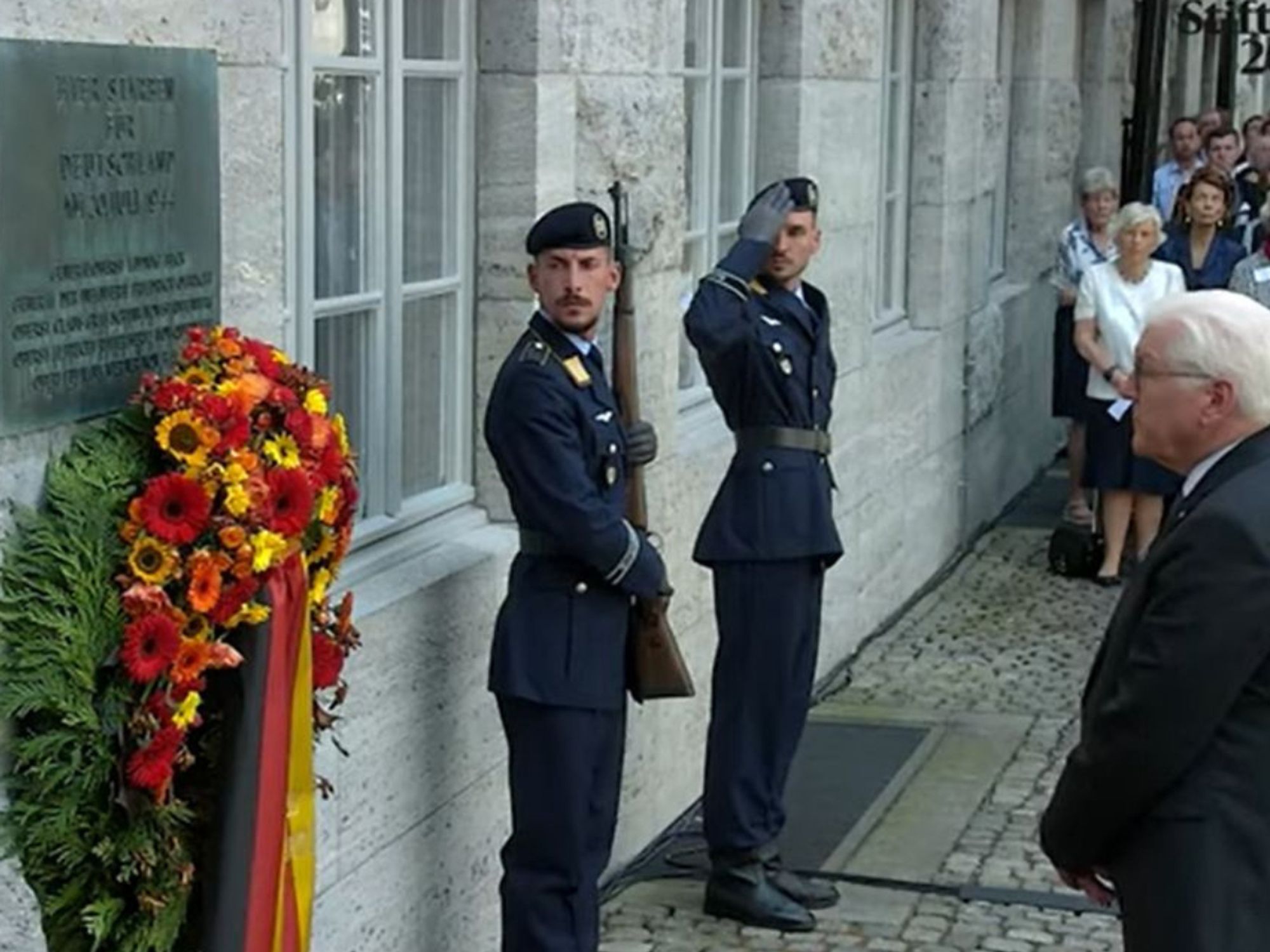 Foto 1: Bundespräsident Frank-Walter Steinmeier bei der Kranzniederlegung zum Gedenken an die Widerstandskämpferinnen und Widerstandskämpfer 
© Gedenkstätte Deutscher Widerstand