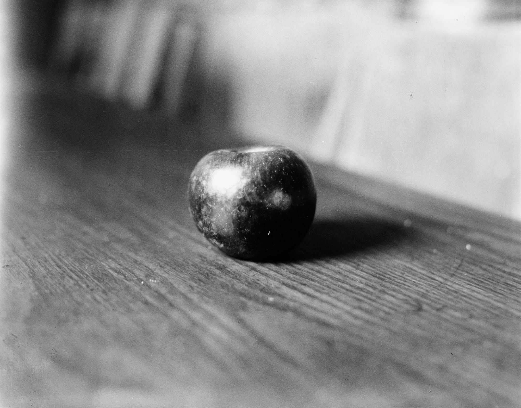 Black and white image of an apple.