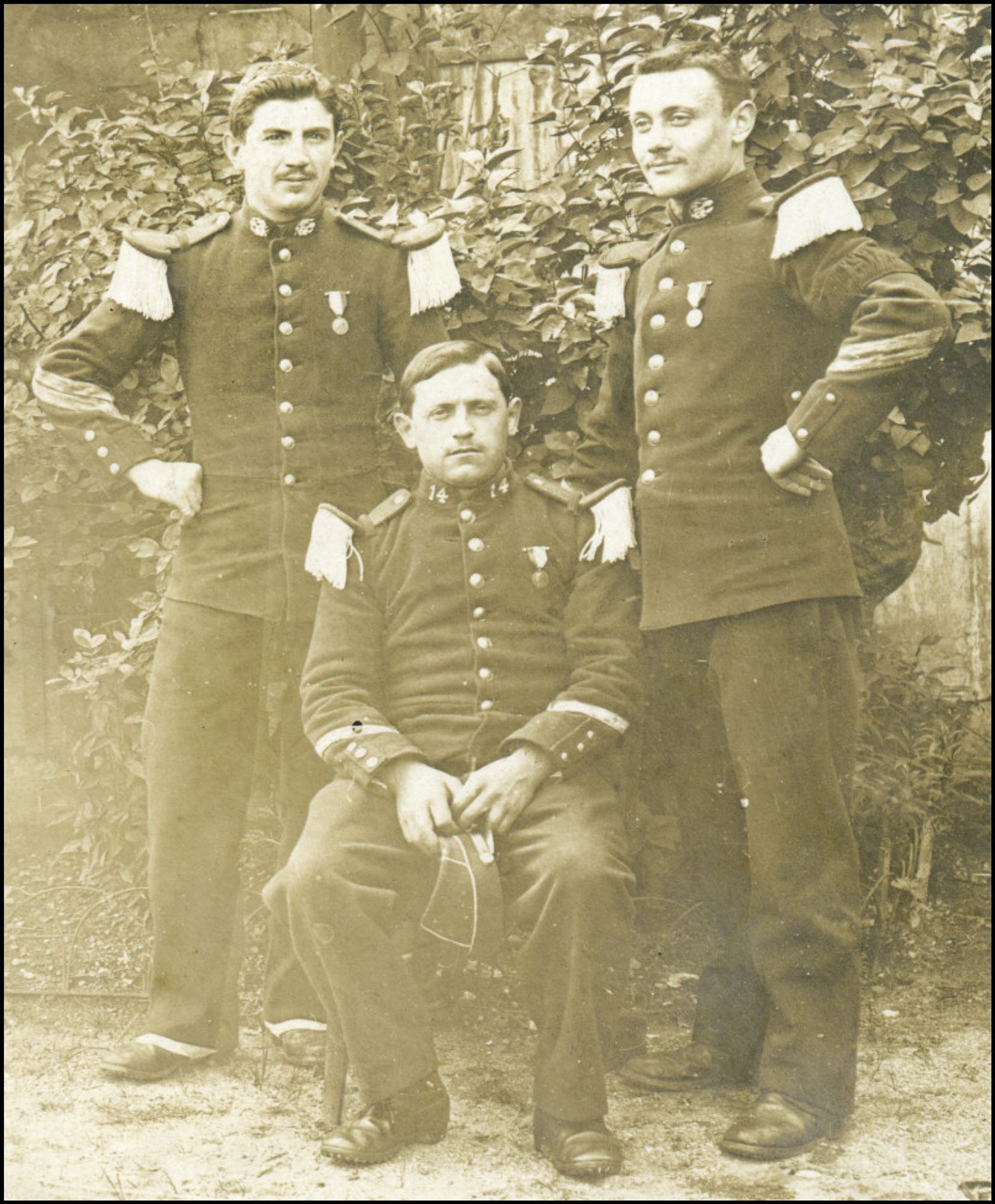 Trois infirmiers militaires sur une vieille photographie d'avant 1914.