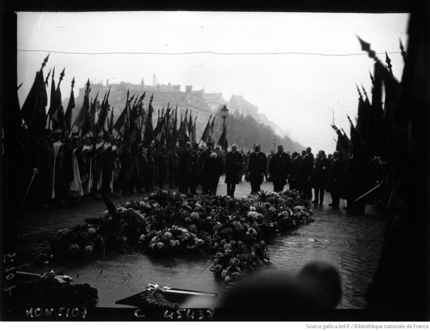 Remise du drapeau des régiments dissous, 22/02/1922. Passage sous l'Arc de Triomphe.