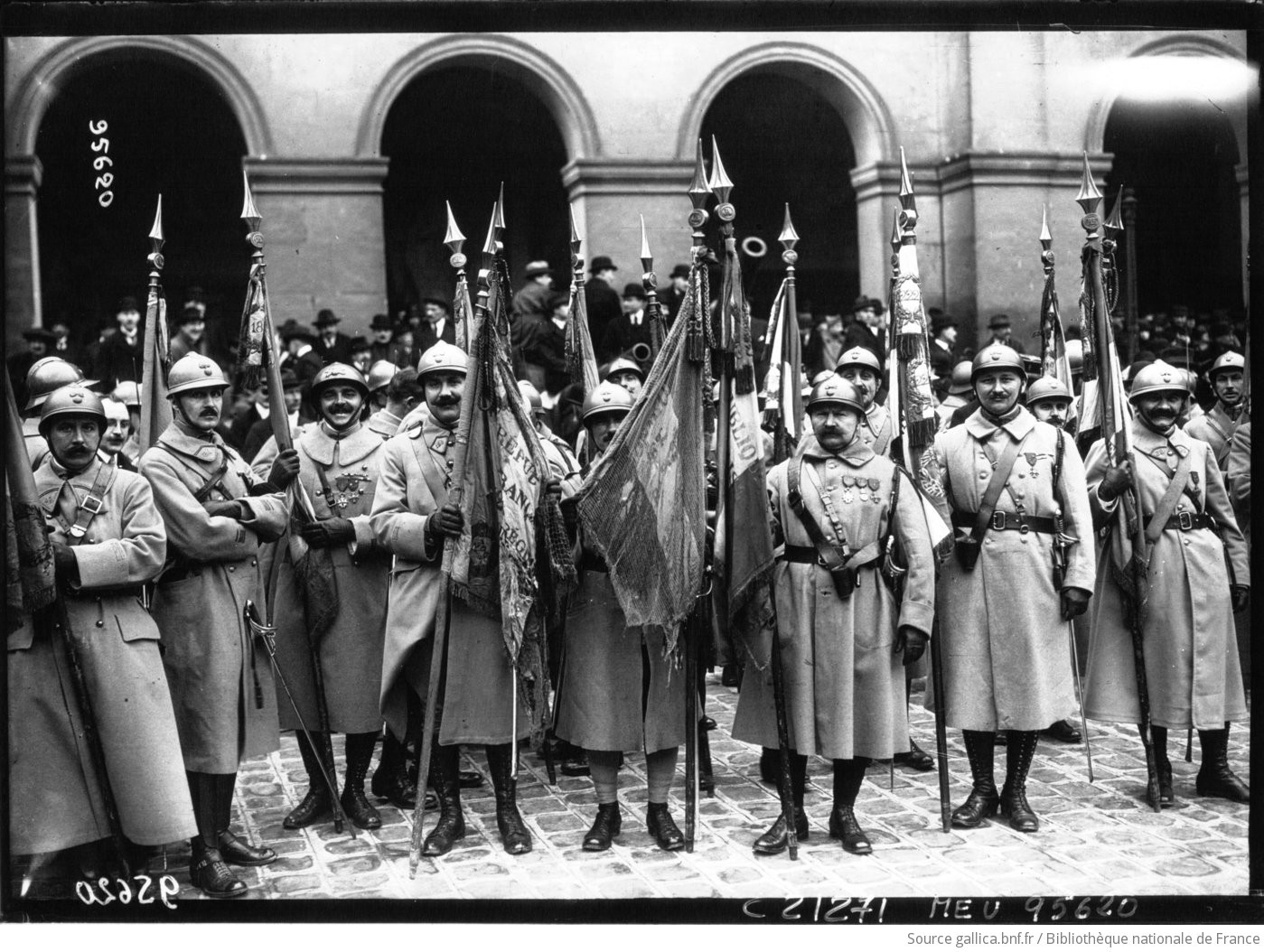 Remise du drapeau des régiments dissous, 22/02/1922. Aux Invalides.