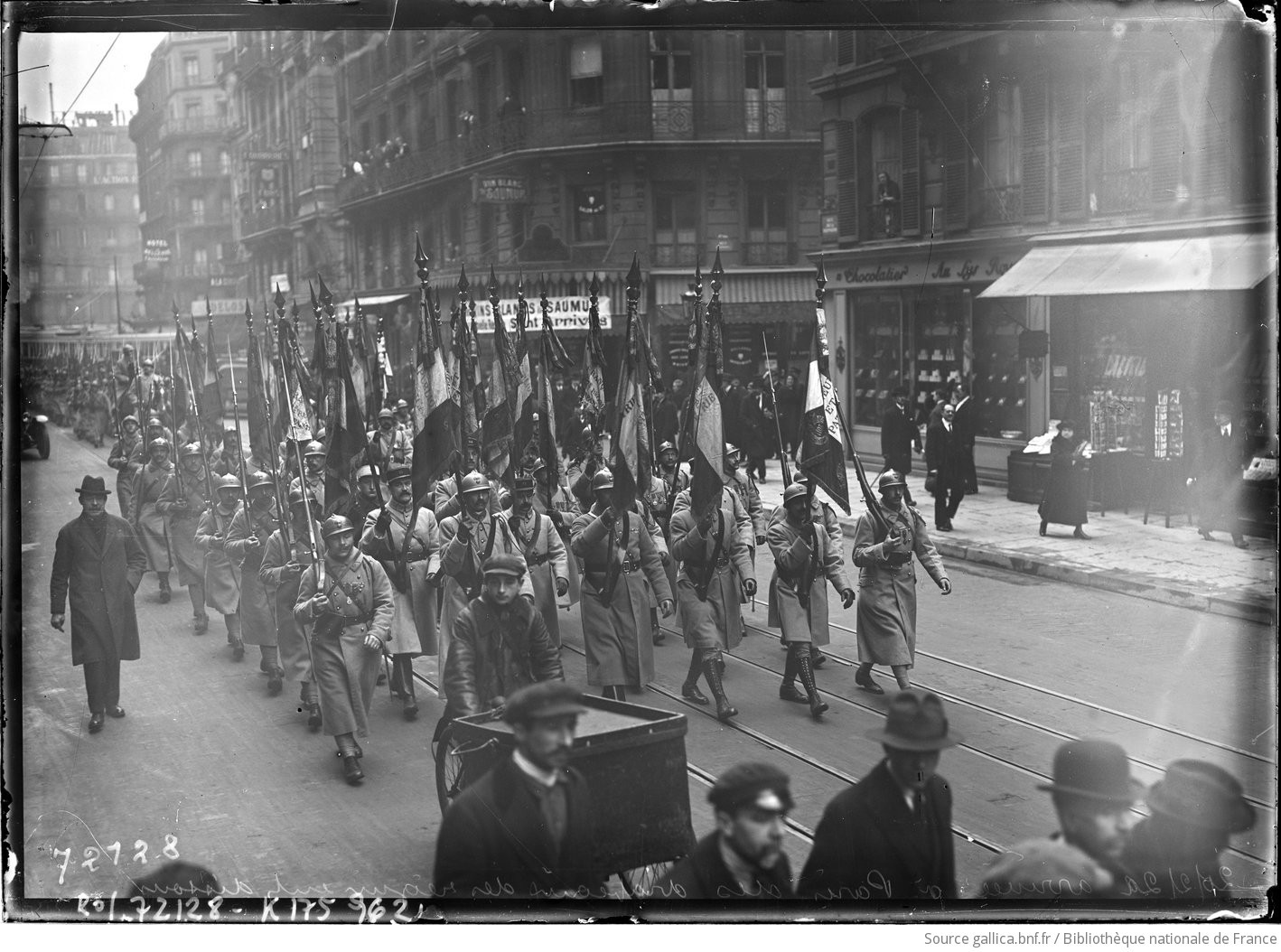 Remise du drapeau des régiments dissous, 22/02/1922. Défilé dans les rues de Paris.