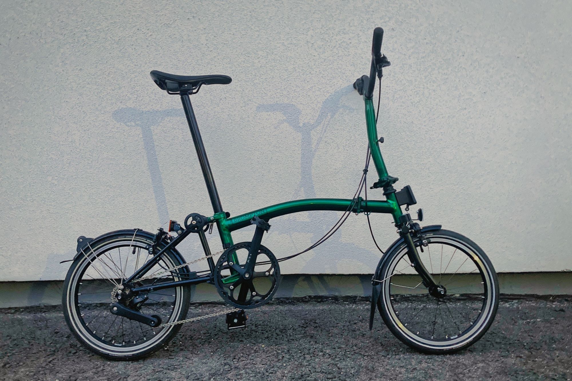 Kuva vihreästä Brompton-taittopyörästä.