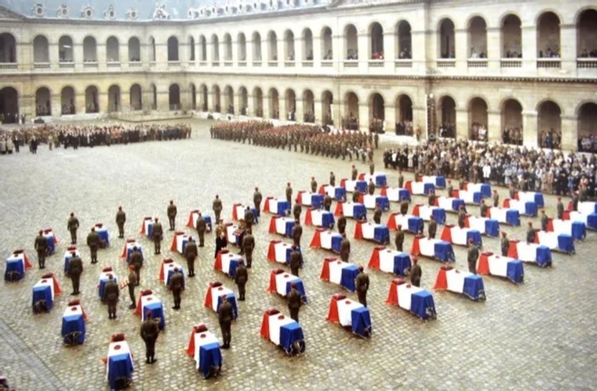 Dans la cour des Invalides, les 58 soldats français tués dans l'attentat du Drakkar.