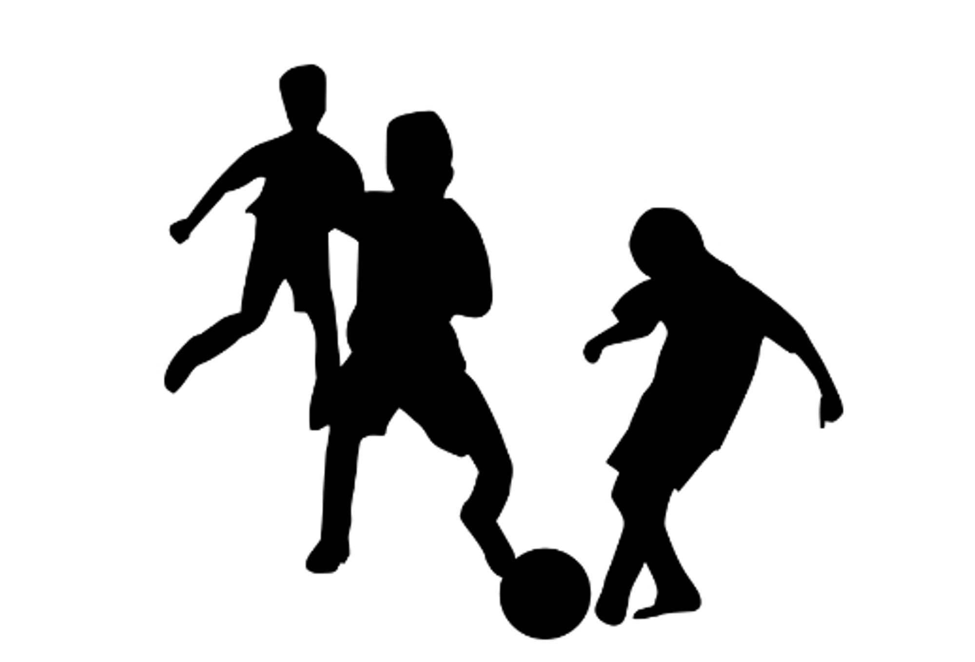 Silhouette de trois enfants jouant au foot.