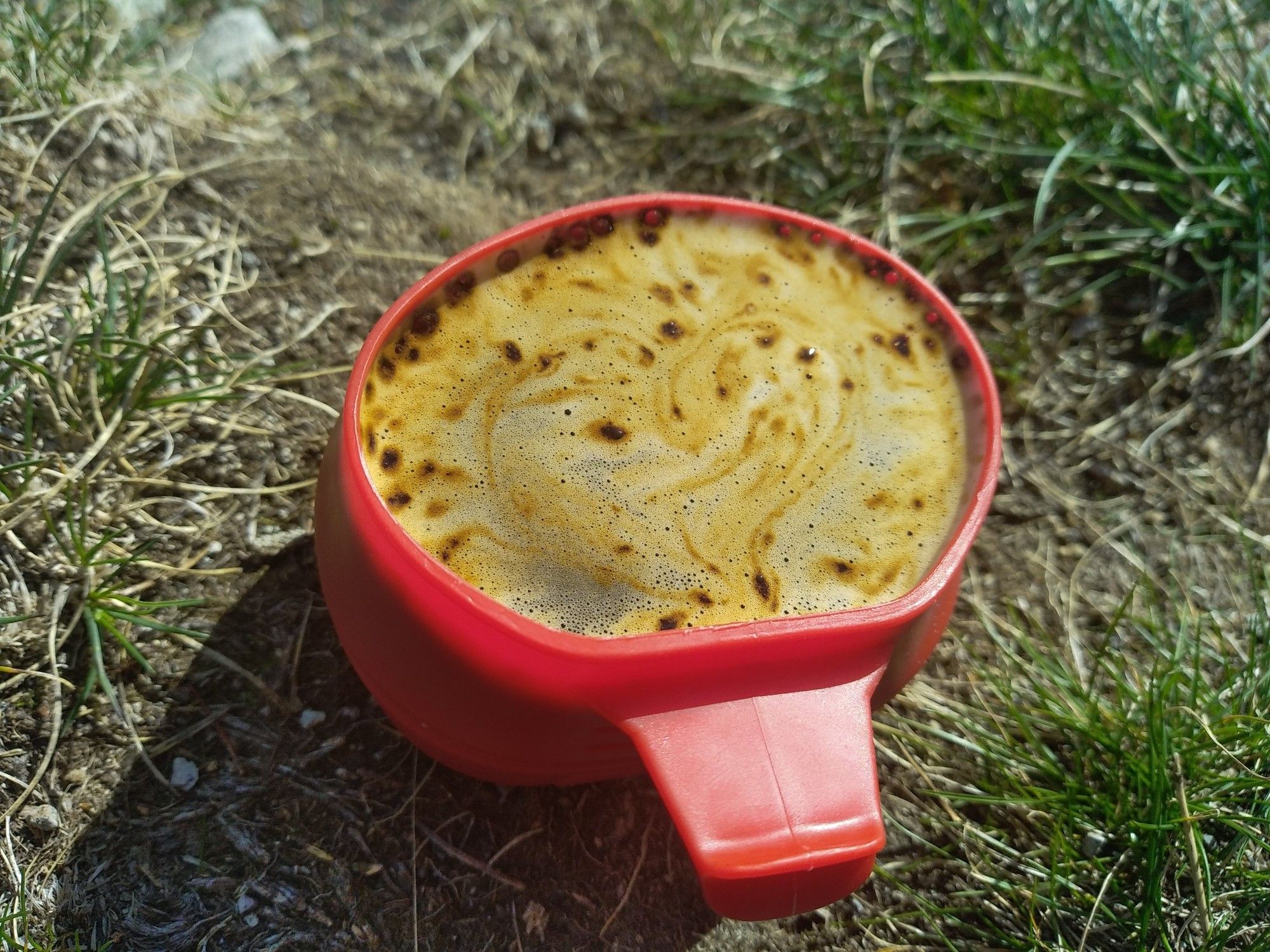 Un café dans une tasse pliante.