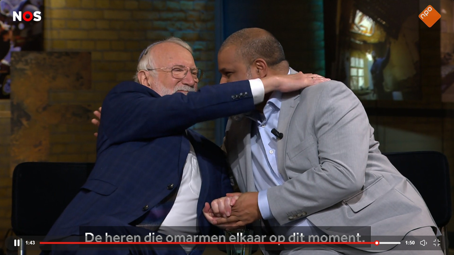 Imam en rabbijn omarmen elkaar