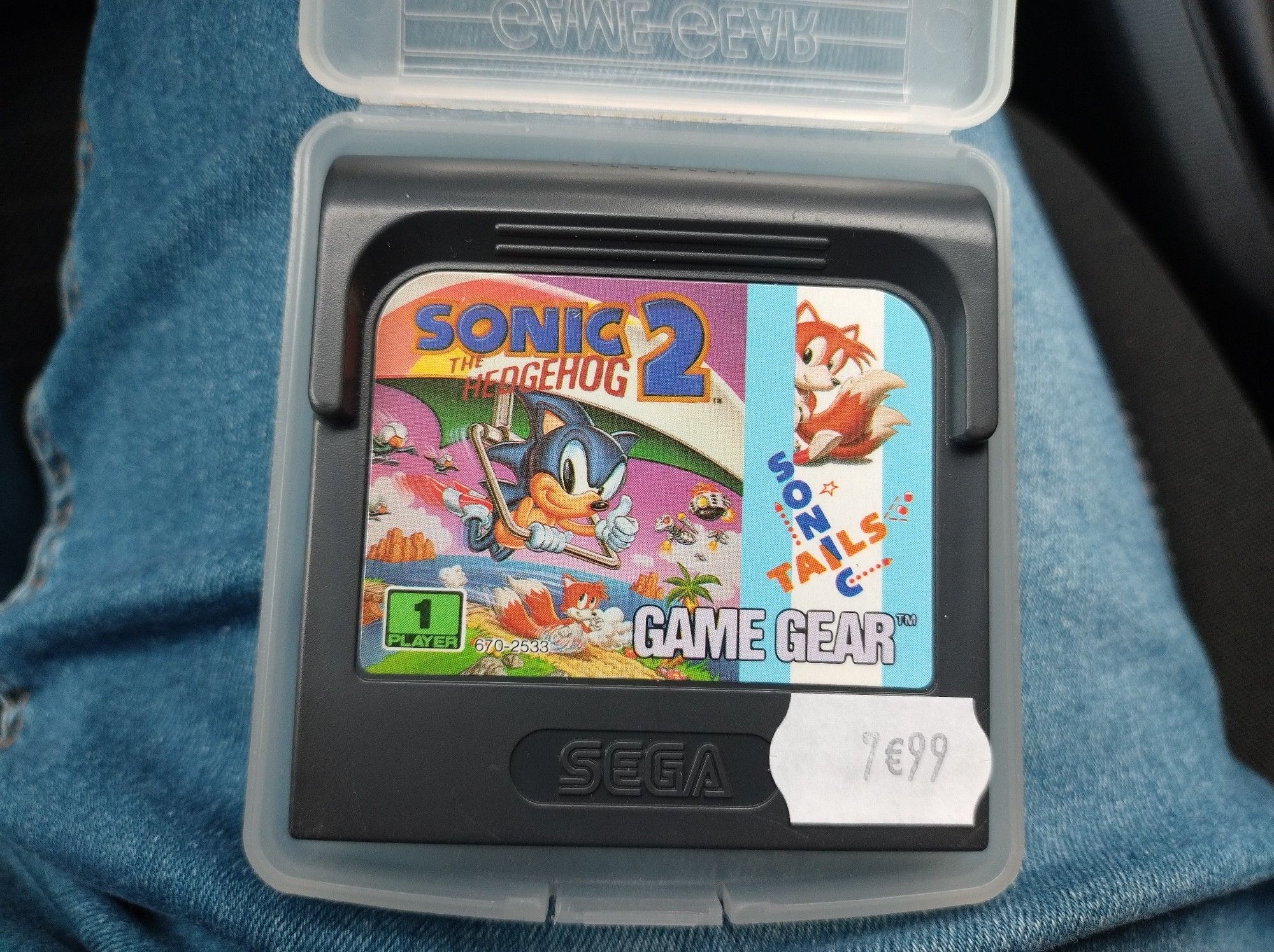 Photo de la cartouche de Sonic 2 sur Game Gear
Sonic est sur un deltaplane le regarder vers nous et le pouce levé.
Tails est à droite le regard tourné vers Sonic