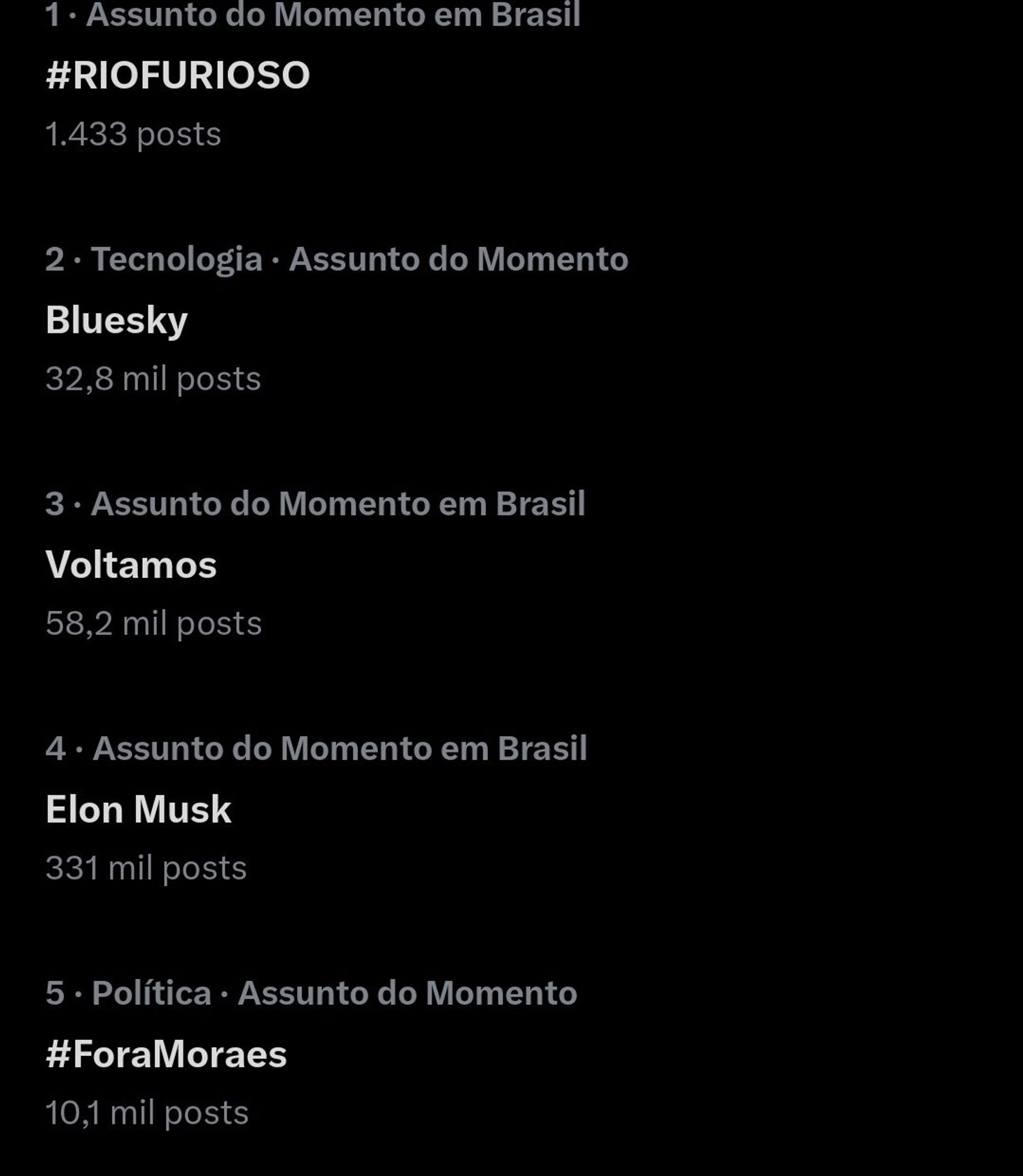 É um print dos Trending Topics do Twitter. Estou fazendo uma comparação com os meus, que são feitos no caderno e escritos. Considero os meus bem melhores, já que os 10 assuntos mais comentados no Twitter parecem muito chatos.