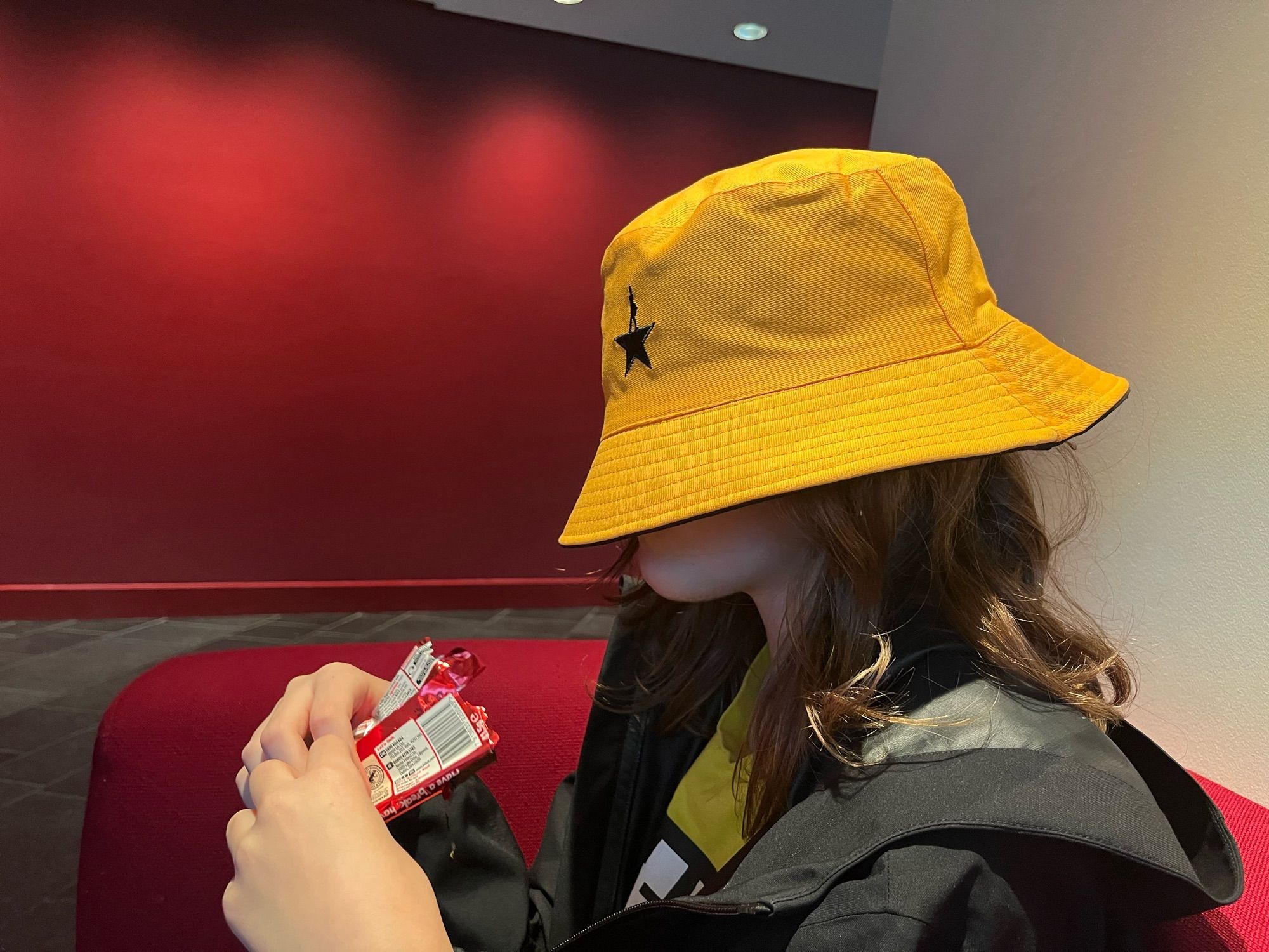 She chose the Hamilton bucket hat.