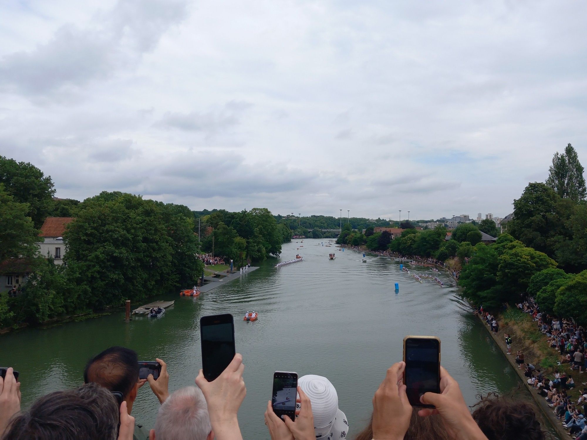 Arrivée en aviron sur le quai de l'île