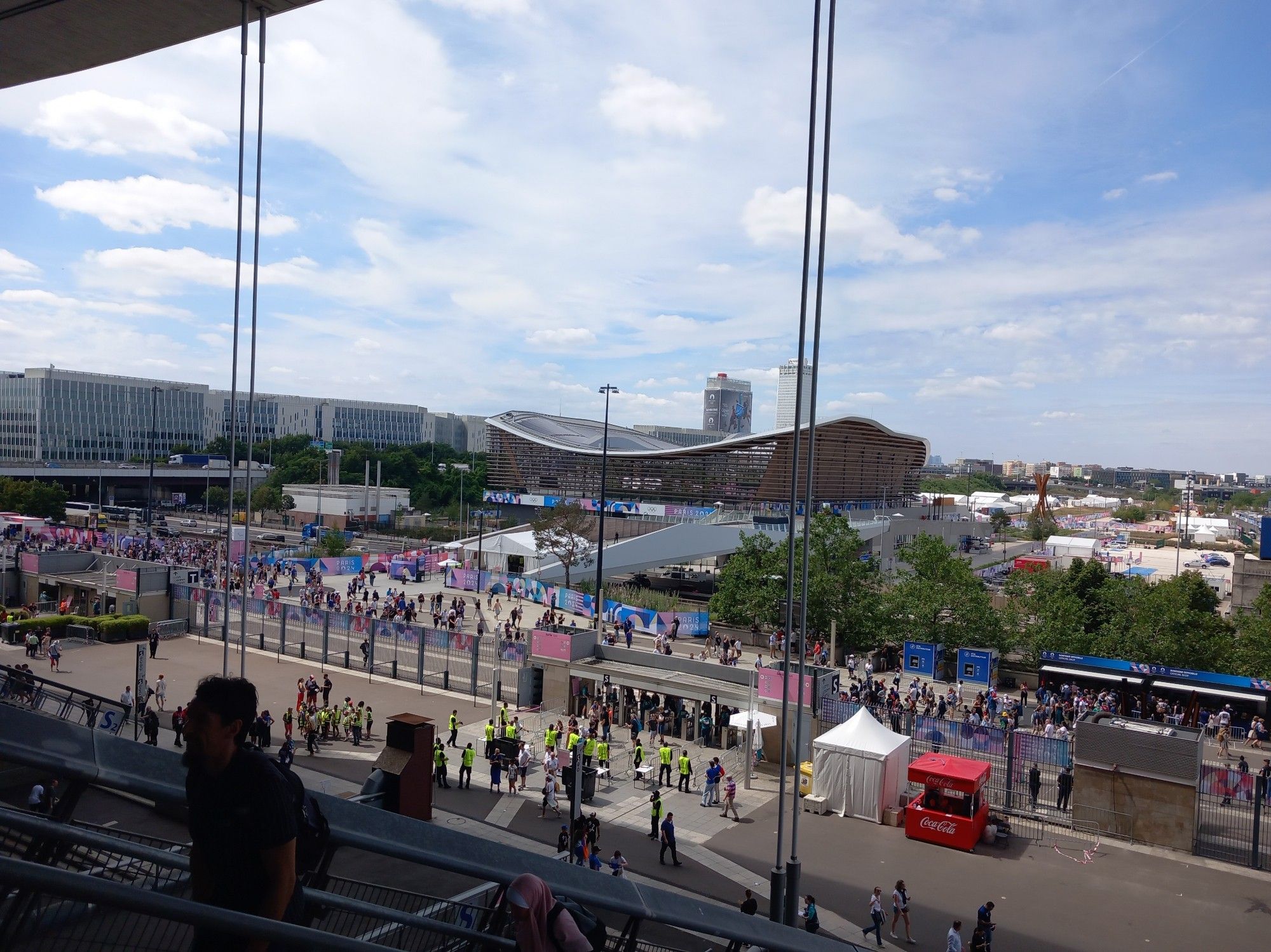 Vue de la piscine olympique depuis le Stade de France