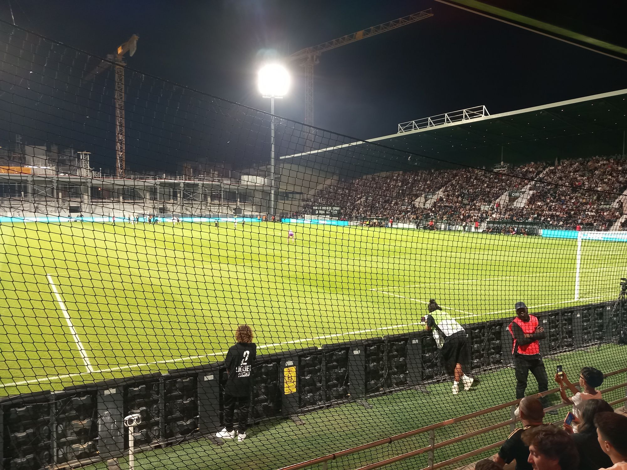 Le stade dans la nuit et sous les projecteurs.