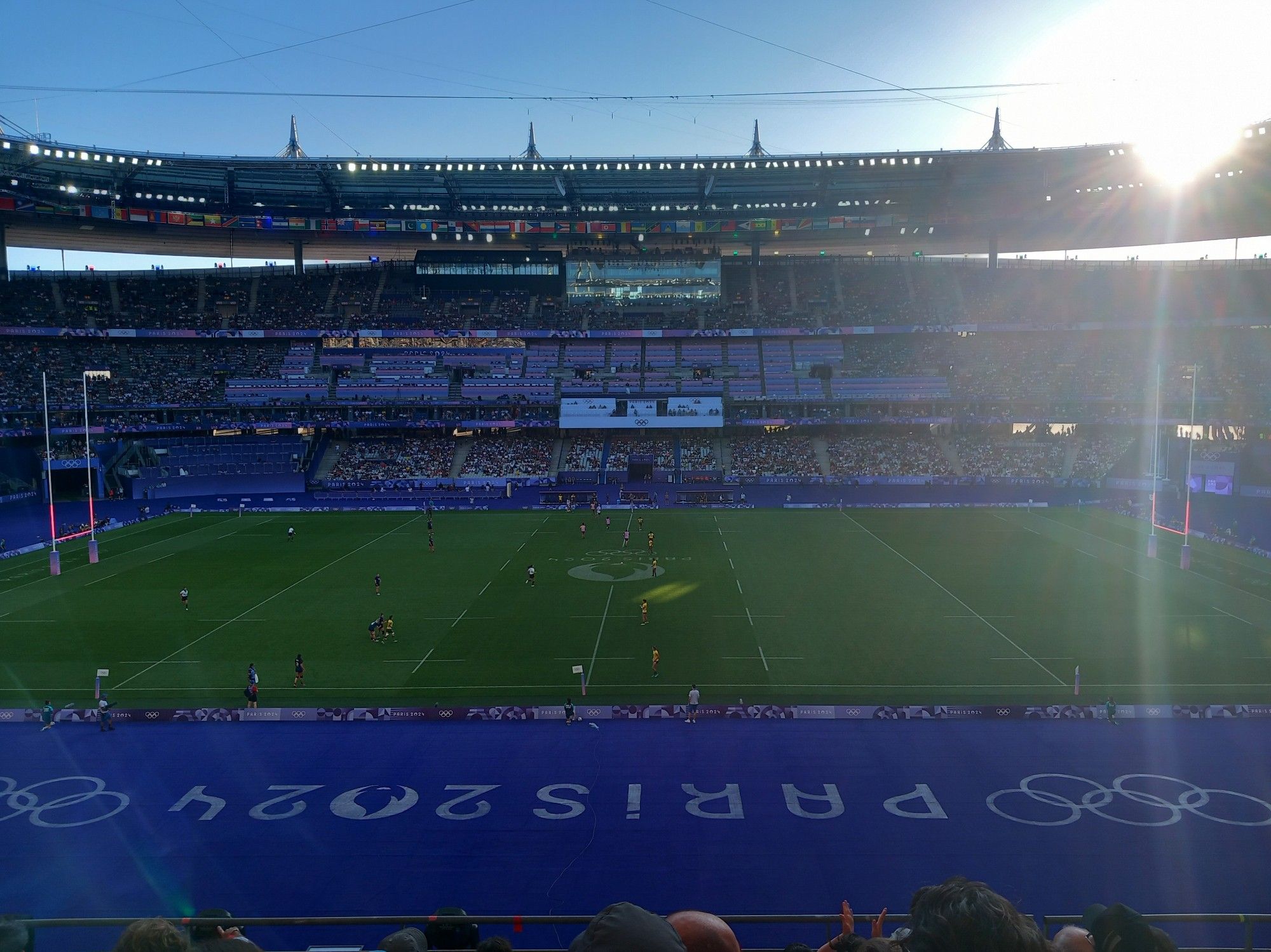 Stade de France, le soleil passe derrière le toit