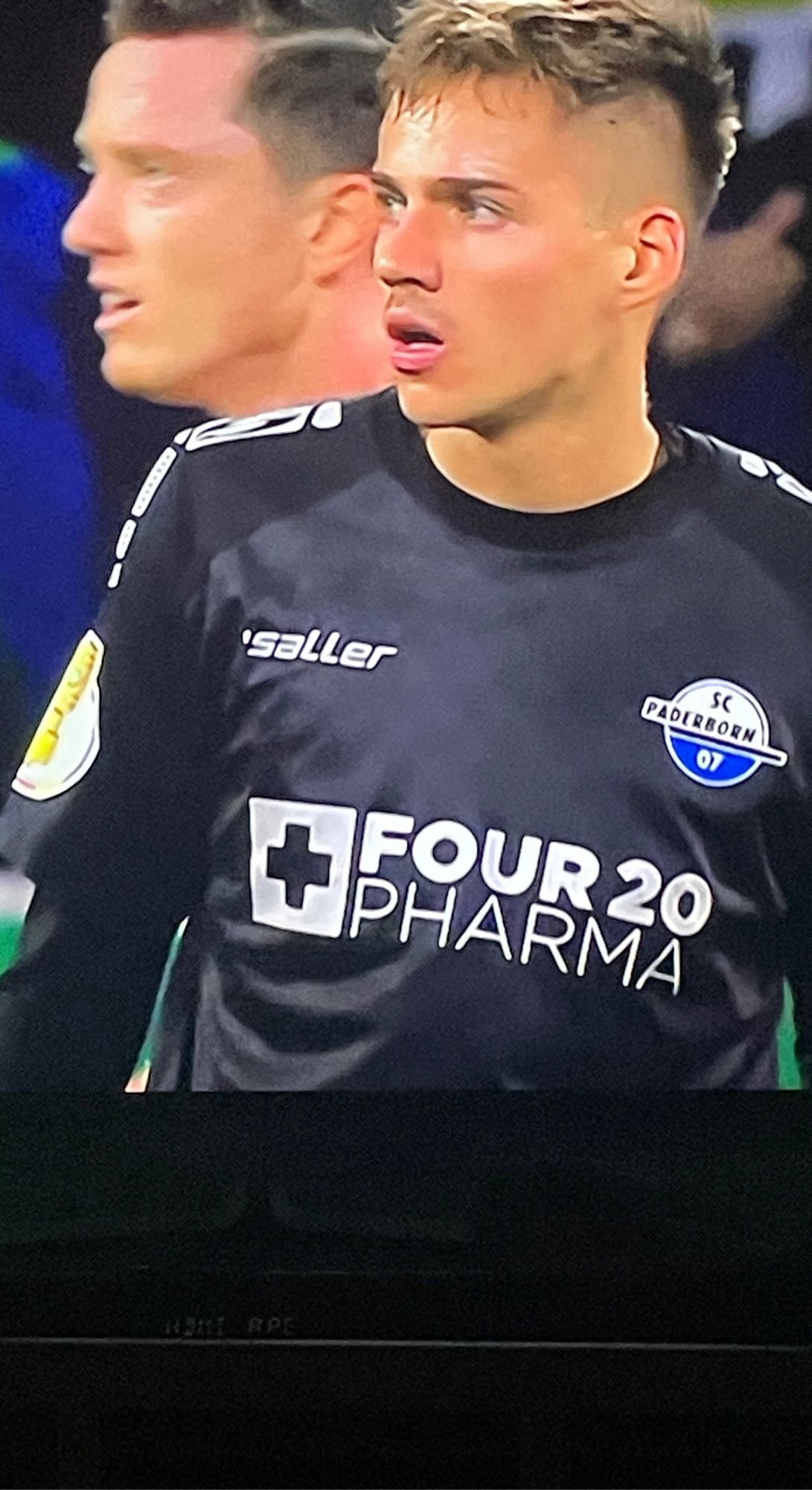 SC Paderborn Spieler mit Trikotsponsor „Four20 Pharma“